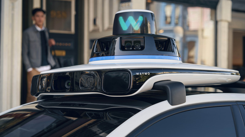 O futuro do transporte acabou de ficar bem mais próximo. Nevada aprovou oficialmente Tesla, Waymo e Uber para operarem serviços pagos de robôtaxi no Condado de Clark, que inclui Las Vegas. Isso significa que milhares de veículos autônomos logo estarão nas ruas, prontos para transportar passageiros sem motorista humano.

A Tesla foi autorizada a implantar até 5.000 robôtaxis em todo o estado no próximo ano, com a meta de colocar pelo menos 2.500 nas estradas de Nevada até 2027. Já a Waymo poderá operar 1.000 veículos autônomos na região e cobrar pelas corridas, enquanto a Uber também vai lançar até 1.000 robôtaxis em parceria com a Zoox, da Amazon, e com a Motional, da Hyundai.

Esse é um passo gigante rumo à mobilidade autônoma mainstream. Las Vegas está se tornando o campo de testes definitivo para o transporte sem motorista, e a corrida para dominar o mercado de robôtaxis está oficialmente esquentando.