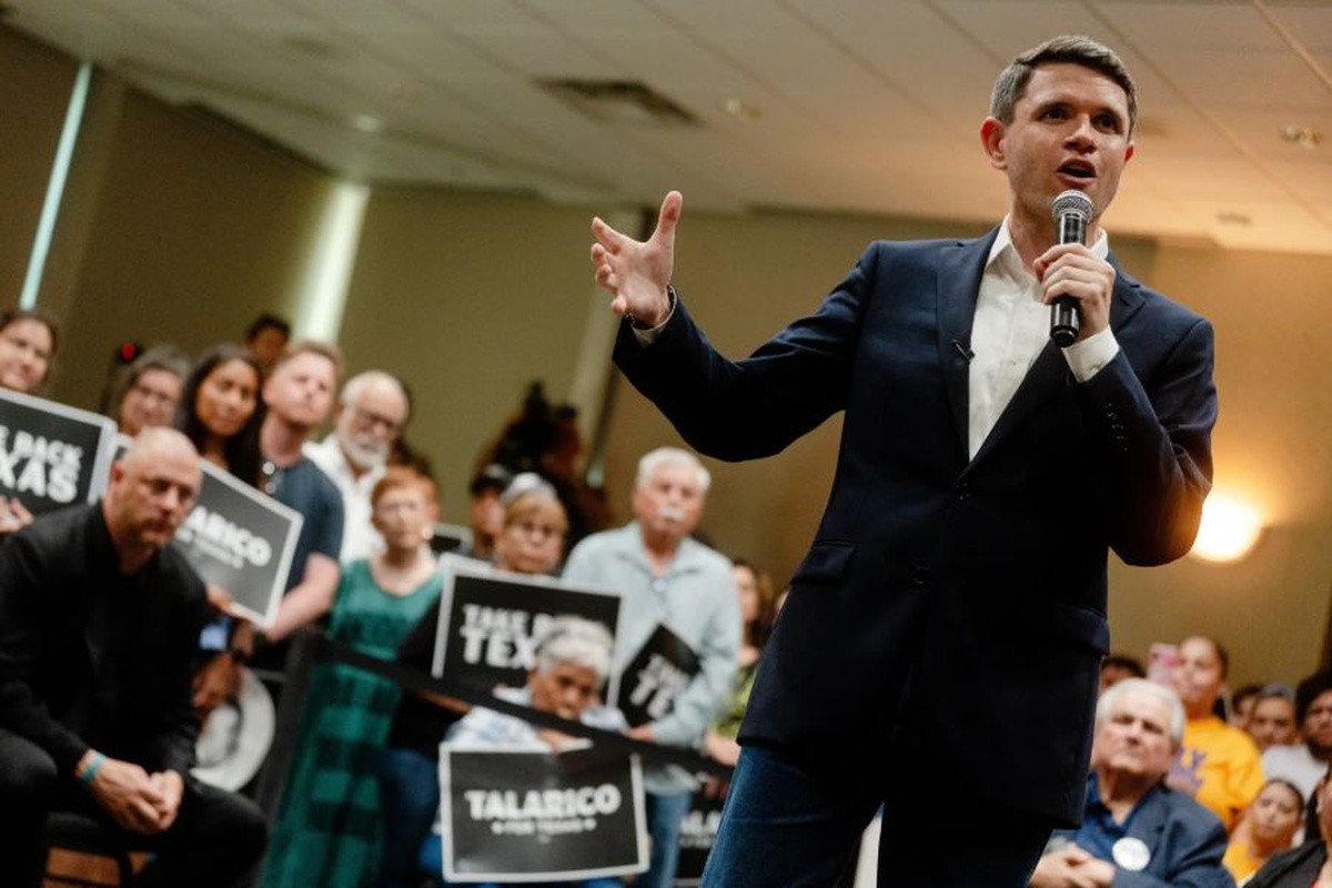 Nos Estados Unidos, a guerra cultural encontrou um novo campo de batalha: a churrasqueira. Candidatos republicanos atacam democratas como veganos desconectados, enquanto democratas respondem aparecendo com hambúrgueres e tacos, transformando o debate sobre o preço da carne em um teste de identidade cultural.

É um espetáculo absurdo que desvia a atenção da crise real: famílias trabalhadoras estão lutando para pagar por comida básica enquanto conservadores se obcecam por masculinidade e credenciais performáticas de carnívoro. Em vez de defender gigantes corporativas da carne, líderes deveriam focar em baixar preços e garantir acesso alimentar para todos.

A mensagem é clara: o que está no prato de alguém não deveria decidir uma eleição. Eleitores merecem soluções sérias, não truques de direita que ridicularizam escolhas à base de plantas e reduzem a política a um concurso de churrasco.