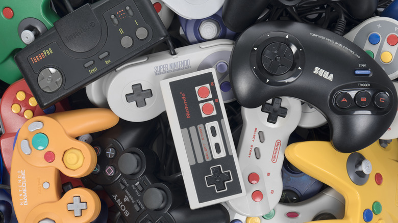 Aquele console empoeirado escondido no armário pode ser uma mina de ouro. O hardware retrô está mais valorizado do que nunca e, dependendo do modelo, da conservação e dos acessórios originais, os preços podem variar em centenas de dólares. Um NES Action Set completo foi vendido por US$ 395, e um Sega Saturn norte-americano está valendo cerca de US$ 270 completo.

E existem as raridades de outro nível. O protótipo Nintendo PlayStation, fruto da parceria abandonada entre Sony e Nintendo, foi arrematado por impressionantes US$ 360 mil em leilão. Edições especiais, modelos de PS3 com compatibilidade com PS2 e importados raros como o Dreamcast Hello Kitty estão valendo muito dinheiro. Está na hora de vasculhar sua coleção e descobrir o que você realmente guardou.

Antes de vender, lembre-se: caixas originais, manuais, cabos e hardware funcionando aumentam muito o valor. Raridade importa, mas a versão exata pode importar ainda mais. Confira a etiqueta na parte de trás antes de anunciar.