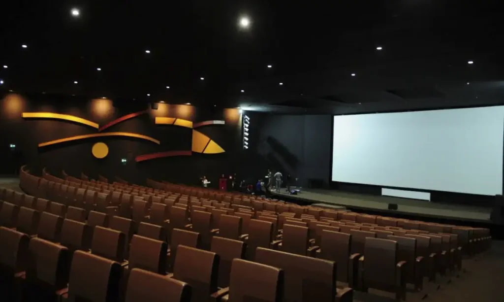 Os amantes de cinema ganharam um motivo extra para ir às salas: a 9ª edição da Semana do Cinema acontece de 10 a 16 de setembro, com ingressos a partir de R$ 10 para sessões até as 17h e R$ 12 nos demais horários. O valor vale para todas as sessões regulares, inclusive finais de semana.

Além do preço reduzido, os cinemas participantes vão oferecer combos promocionais de pipoca e refrigerante. A expectativa é superar os 3,9 milhões de ingressos vendidos na edição de fevereiro, com uma programação que inclui A Odisseia, Homem-Aranha: Um Novo Dia, Toy Story 5, Coyote vs Acme e filmes nacionais como Rio de Sangue.