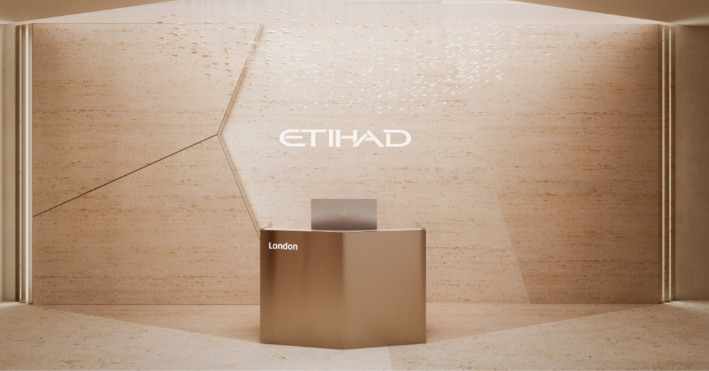 A Etihad Airways está redefinindo a experiência premium em terra com um novo conceito de sala VIP chamado Beyond Borders, e Londres-Heathrow será o primeiro a recebê-lo. Com reabertura prevista para o verão de 2027, o espaço reformulado promete uma atmosfera tipicamente Etihad, inspirada em Abu Dhabi, da areia à superestrutura.

A companhia afirma que este é apenas o começo de uma renovação de toda a sua rede de lounges, parte de um investimento de US$ 20 bilhões que também inclui US$ 1 bilhão em modernização da frota. Prepare-se para áreas exclusivas para a Classe Executiva e a Primeira Classe, suítes privativas para hóspedes do The Residence e uma jornada premium integrada entre cabines, gastronomia, bem-estar e conectividade.