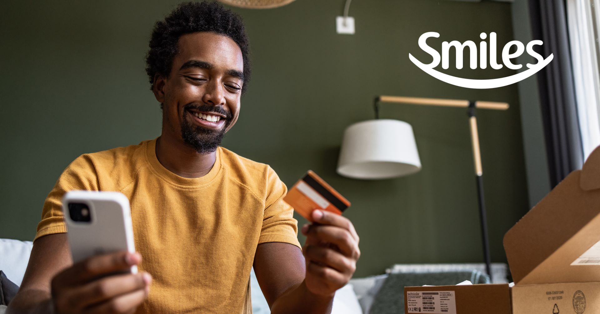A Smiles prorrogou uma das suas promoções de compras mais generosas, e o prazo está acabando. Agora dá para acumular até 13 milhas por real gasto em produtos vendidos pelo Magalu no Shopping Smiles, mas a oferta se encerra hoje.

Assinantes do Clube Smiles destravam a maior bonificação, somando milhas extras ao plano. Produtos de alto valor turbinam o saldo: só o Apple iPhone 18 Pro Max 1TB pode render até 201.239 milhas, enquanto o iPhone 18 Pro 256GB acumula até 137.989 milhas.

Até as opções mais em conta entram na jogada, com o Samsung Galaxy A07 rendendo até 10.849 milhas. Ative a assinatura, compre pela página da campanha e veja as milhas caírem na conta.