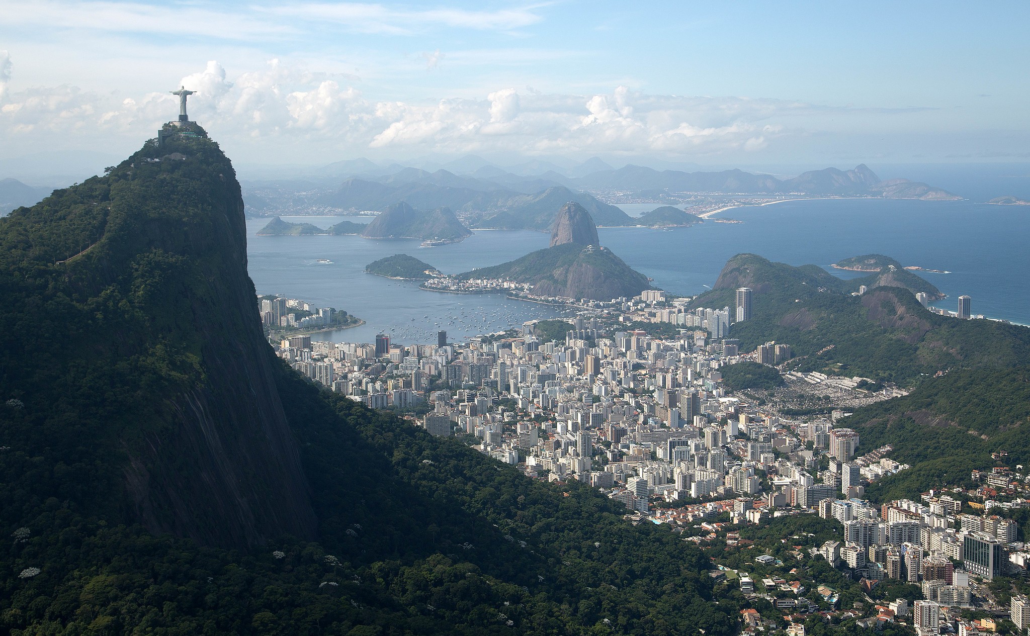 A Fitch elevou a nota de crédito de longo prazo do município do Rio de Janeiro de AA+ para AAA, o nível mais alto na escala nacional do Brasil. A agência destacou as sólidas margens operacionais, os robustos indicadores de liquidez e a expectativa de redução gradual da dívida da cidade.

Com a elevação, o Rio se junta ao estado de São Paulo entre os créditos subnacionais mais fortes do país. O Perfil de Crédito Individual também avançou de BB para BB+, com perspectiva estável, o que indica risco médio a baixo.

A nova nota reforça a previsibilidade financeira do município e pode ampliar a confiança de investidores na gestão da cidade.