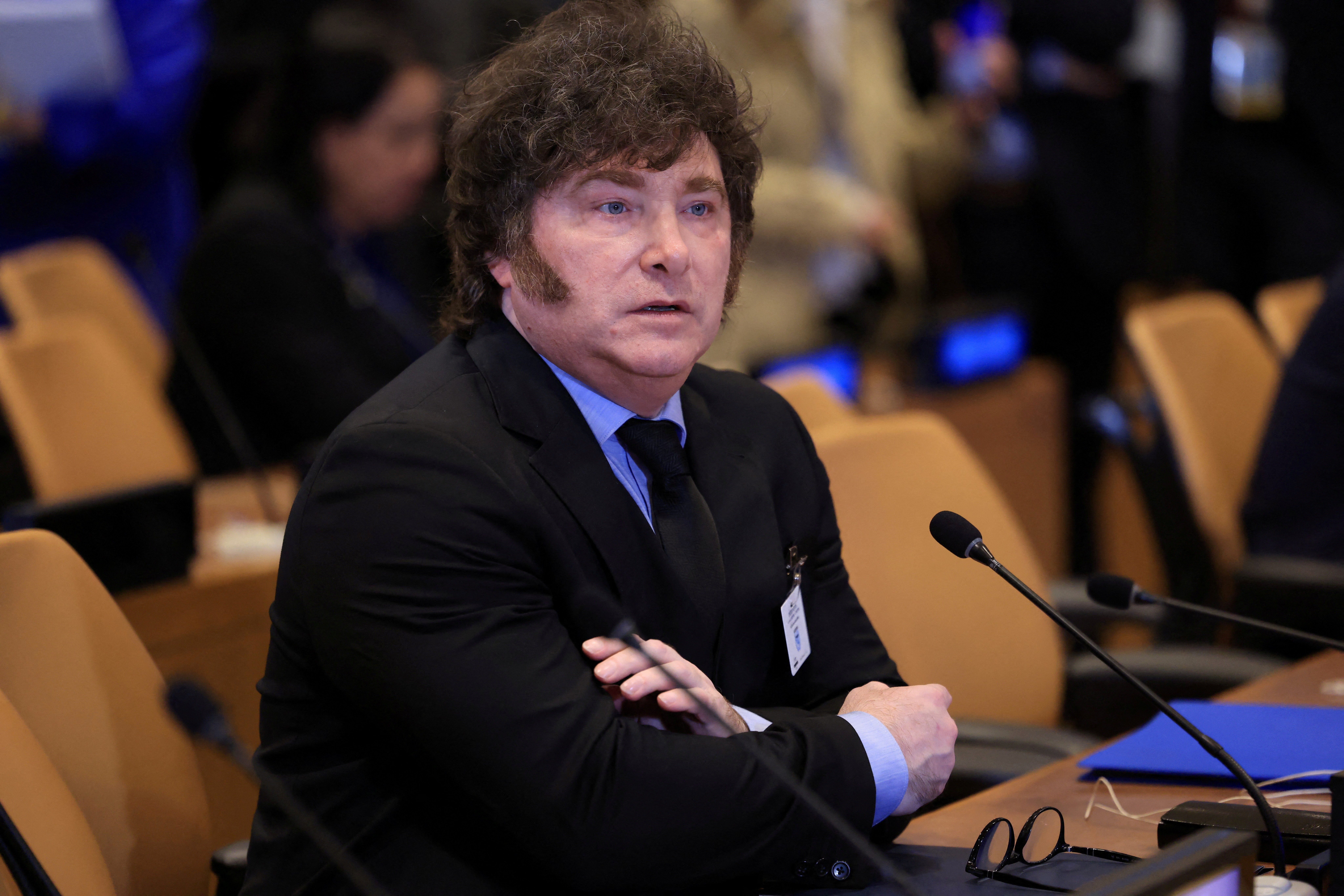 O governo da Argentina prepara uma nova onda de 20 mil demissões no setor público, que se somam aos mais de 77 mil empregos eliminados desde que Javier Milei assumiu a presidência, em dezembro de 2023.

O programa de desligamento dura um mês a partir de 1º de novembro e proíbe quem aderir de voltar à administração pública por oito anos. Sindicatos chamam a medida de 'demissão extorsiva' e já anunciaram protestos.

Os cortes fazem parte da política de austeridade 'motosserra' de Milei, que também coincidiu com a perda de 270 mil empregos formais no setor privado e o avanço da informalidade para cerca de 45%. Trabalhadores e famílias pagam a conta de um experimento ideológico.