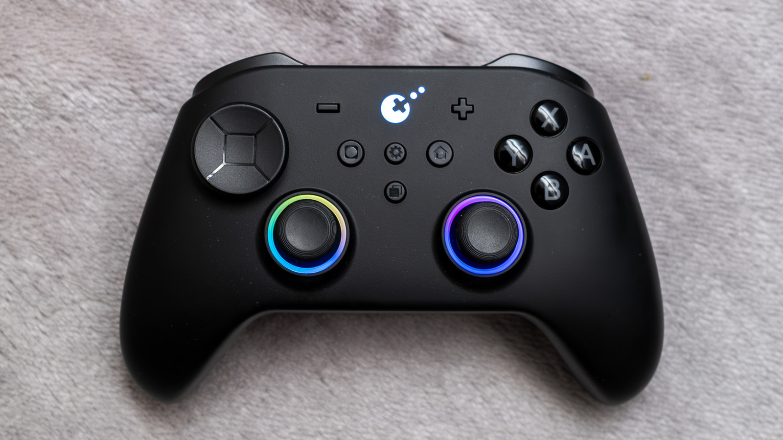 O GuliKit TT Max acabou de chegar ao cenário do Switch 2 e não veio para brincar. Mais largo, mais grosso e mais pesado que o próprio Pro Controller da Nintendo, esse monstro foi feito para mãos grandes e sessões longas, e saiu com uma nota excelente de 9 de 10.

Por dentro, ele exibe analógicos TMR ajustáveis com tensão contínua, quatro paddles traseiros de metal removíveis, um D-pad flutuante personalizável, suporte a giroscópio e três modos distintos de resposta háptica. Funciona com PC, Android, iOS, Switch e Switch 2, alternando entre layouts Nintendo e PC na hora.

Ele ainda acorda o console com um único toque, carrega por USB-C e vem com uma case rígida moldada, além de um kit completo com sticks extras, keycaps e ferramentas. Se você queria um controle premium e profissional para o Switch 2, esse aqui entrega tudo.