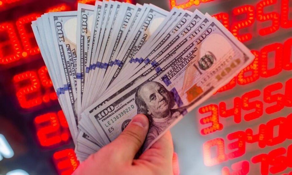 O dólar fechou em queda de 0,36% nesta segunda-feira, cotado a R$ 5,2006, enquanto o Ibovespa recuou 0,09%, aos 166.784 pontos, na décima queda consecutiva. O mercado segue em clima de cautela por causa das incertezas eleitorais e do cenário fiscal.

A nova pesquisa Quaest reforçou a liderança de Lula, e o pedido de recuperação judicial da Casas Bahia colocou o varejo brasileiro no radar dos investidores. Lá fora, as tensões no Oriente Médio também pressionam os mercados.

Com as eleições se aproximando, os planos dos candidatos para os gastos públicos e a condução da economia devem ganhar ainda mais peso nas decisões de investimento.