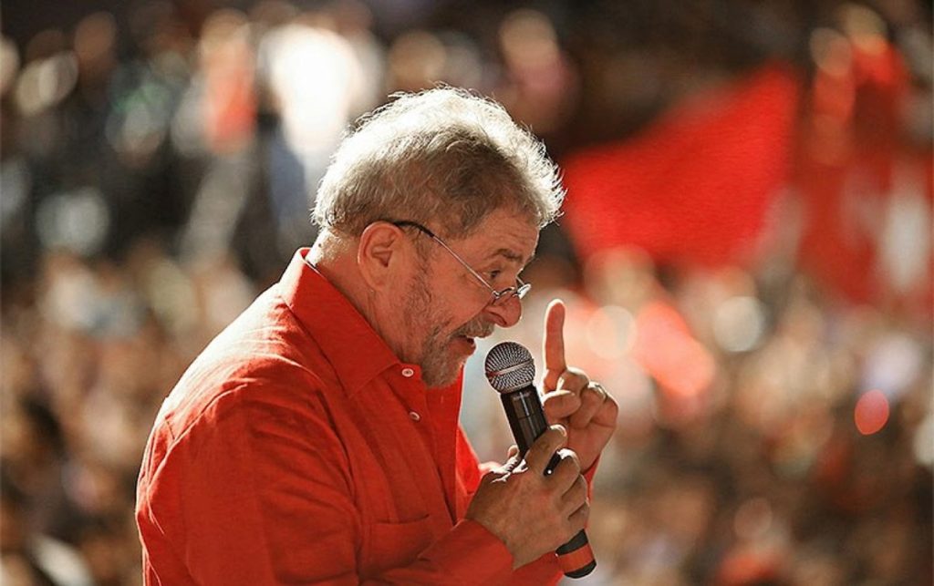 A soberania do Brasil nunca esteve tão ameaçada. Da espionagem digital contra lideranças ao domínio das big techs e dos sistemas de inteligência dos EUA, o alerta é claro: a autonomia do país vem sendo desmontada por novas táticas imperiais. Na era digital, cada celular, computador e televisão pode virar um instrumento de vigilância, e o Brasil está no centro desse fogo cruzado.

Mas a saída não é apenas resistir: é construir um pacto nacional e um Plano de Metas claro, inspirado na era JK. Uma visão capaz de unir setores, defender a democracia e romper o ciclo de controle externo e sabotagem econômica. Mais do que política, é a luta pelo futuro do Brasil como nação soberana.