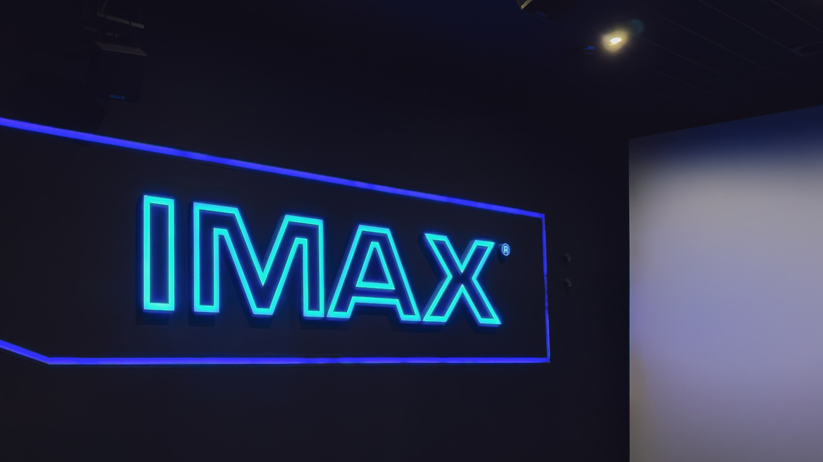 O IMAX promete uma experiência de cinema maior, mais alta e mais imersiva, mas esse premium vem com desvantagens sérias. Os ingressos custam mais, as telas IMAX de verdade são raras e nem todo filme foi realmente filmado para o formato.

Se o filme não foi feito para o IMAX, você pode estar pagando a mais apenas por uma tela um pouco maior. Vale o investimento extra só para produções como The Odyssey, pensadas do zero para o formato.