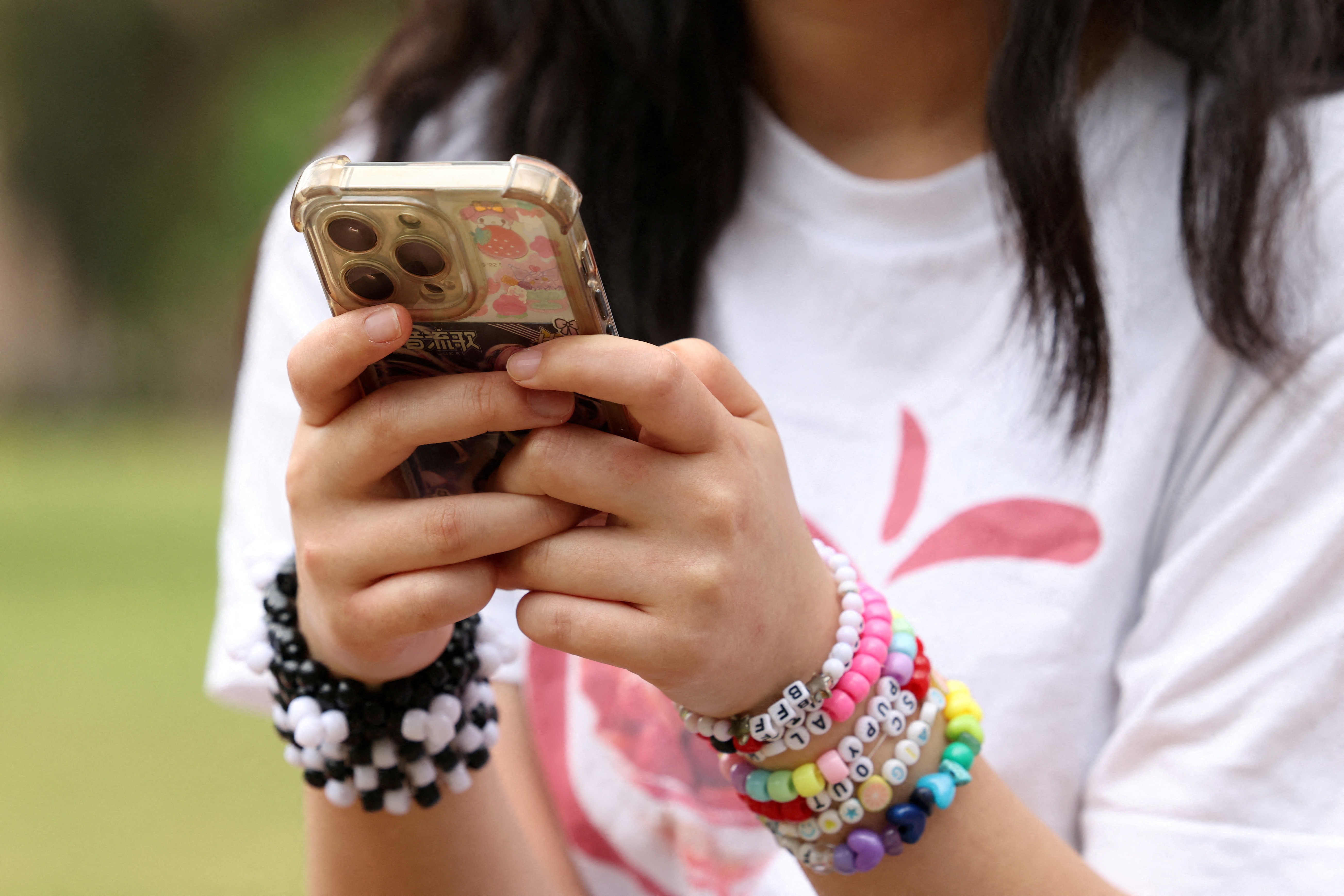 A Nova Zelândia vai apresentar um projeto de lei que proíbe redes sociais para menores de 16 anos, com multas de até 10% da receita global para plataformas que não cumprirem a medida. A verificação de idade poderá usar dados de contas existentes, reconhecimento facial e documentos de identidade digital, seguindo o exemplo da Austrália.

O primeiro-ministro Christopher Luxon afirma que as redes sociais estão prejudicando uma geração inteira, afetando saúde mental, sono, educação e convivência familiar. O projeto, porém, enfrenta resistência dentro da própria coalizão de governo: o partido Nova Zelândia Primeiro já declarou que não vai apoiar a proposta, colocando em dúvida o futuro da lei.