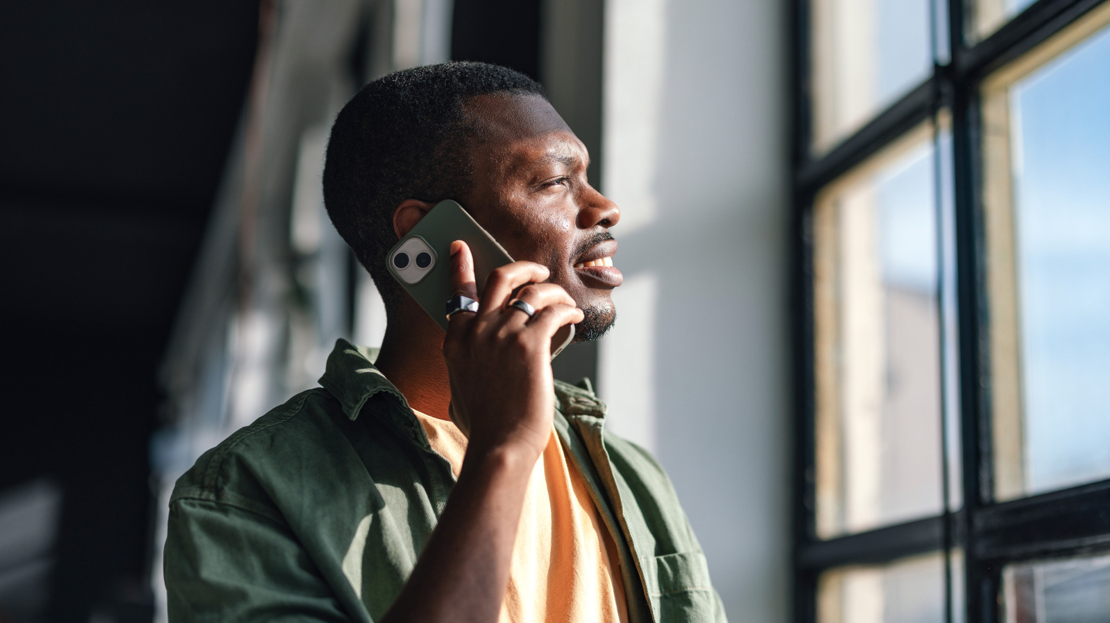 As chamadas por Wi-Fi são uma revolução quando o sinal celular some. Elas usam sua conexão de internet para fazer chamadas e enviar mensagens, com áudio HD nítido em porões, escritórios e áreas rurais sem cobertura.

Mas não são perfeitas. A qualidade depende da sua rede, a transição para o celular pode falhar e chamadas de emergência podem não conectar pelo Wi-Fi. Além disso, um estudo de 2024 revelou vulnerabilidades que afetaram 140 milhões de usuários, embora já existam correções.

Para se proteger, mantenha o celular atualizado e use uma VPN confiável como a ProtonVPN em redes públicas. As chamadas por Wi-Fi são poderosas, mas só se você conhecer seus limites.