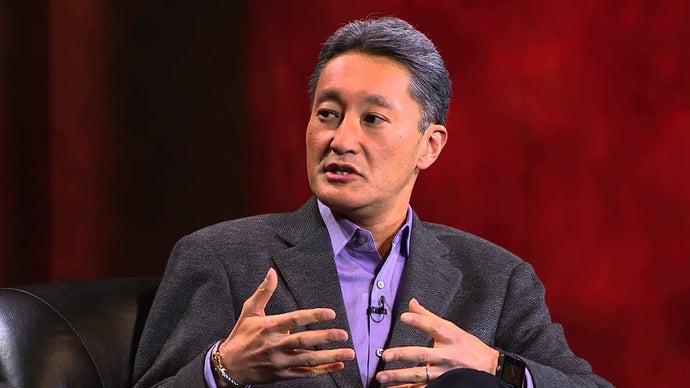 Kazuo 'Kaz' Hirai, o homem que comandou o PlayStation entre 2007 e 2012, acaba de soltar uma bomba sobre sua passagem pela gigante dos games. Em uma entrevista rara, ele admitiu que simplesmente seguia o próprio caminho e ignorava as ordens da cúpula da Sony, dizendo na cara que 'o que a sede diz é irrelevante. Nós somos o PlayStation.'

A revelação abre uma janela fascinante para a cultura que moldou a era do PS3, o lançamento turbulento do PS Vita e a famosa queda da rede em 2011. Hirai depois assumiu toda a Sony, onde empurrou a filosofia 'kando', em busca de produtos que emocionam as pessoas, e não apenas que funcionam bem.

É um lembrete de que os capítulos mais ousados dos games costumam vir de gente que se recusa a jogar pelo seguro, e que convicção criativa pode pesar mais do que qualquer memorando corporativo.