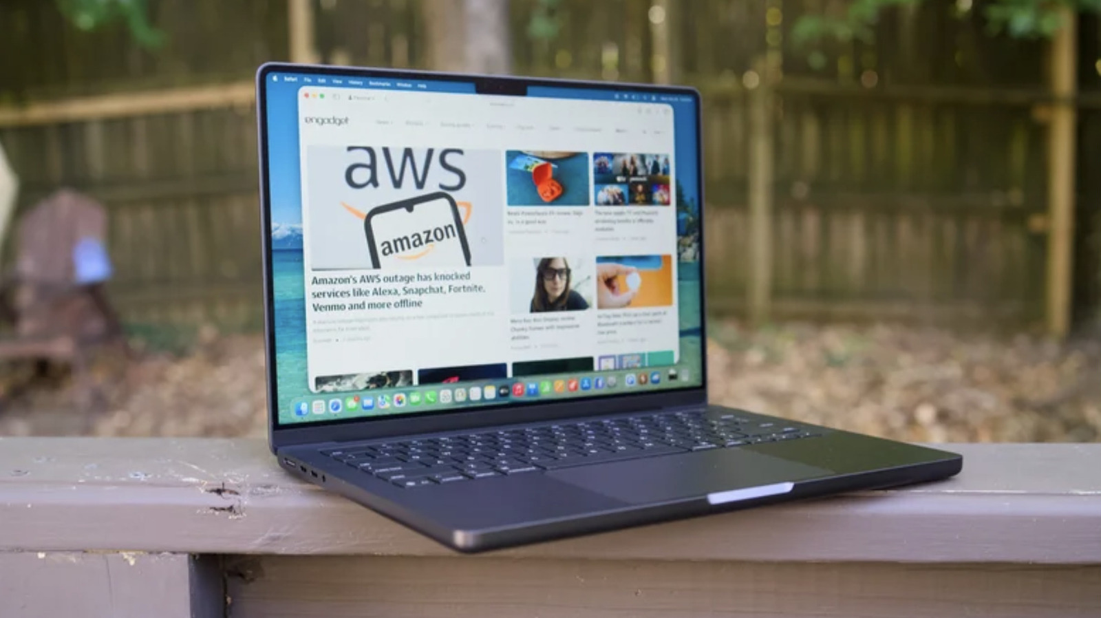 A Apple está se preparando para um grande evento de hardware neste mês, e o destaque pode ser seu primeiro MacBook com tela sensível ao toque. Relatos apontam para um lançamento em ou por volta de 27 de outubro, com o dispositivo possivelmente chamado MacBook Ultra e equipado com chips M5 Pro e Max.

O mesmo evento pode trazer um iPad Mini redesenhado com tela OLED, além de atualizações com chip M6 para o MacBook Pro de 14 polegadas de entrada e o iMac. A Apple também deve revelar novos dispositivos de casa inteligente em 13 de outubro.

Se os rumores se confirmarem, será um dos lançamentos mais empolgantes da Apple em anos, combinando entrada por toque com desempenho de nível profissional e uma experiência aprimorada no iPad Mini.