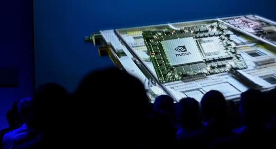 As ações da Nvidia subiram 2,9% nesta sexta-feira e bateram recorde, algo que não acontecia desde maio. Com o avanço, o valor de mercado da fabricante de chips se aproxima de US$ 6 trilhões.

O otimismo em torno do Muse AI, novo agente de inteligência artificial da Meta lançado em setembro, animou o mercado e impulsionou empresas de data centers, CPUs e componentes para IA. Os chips da Nvidia seguem no centro desse ecossistema, e o lucro trimestral de US$ 58,3 bilhões, alta de 211% em um ano, reforça a força da companhia.