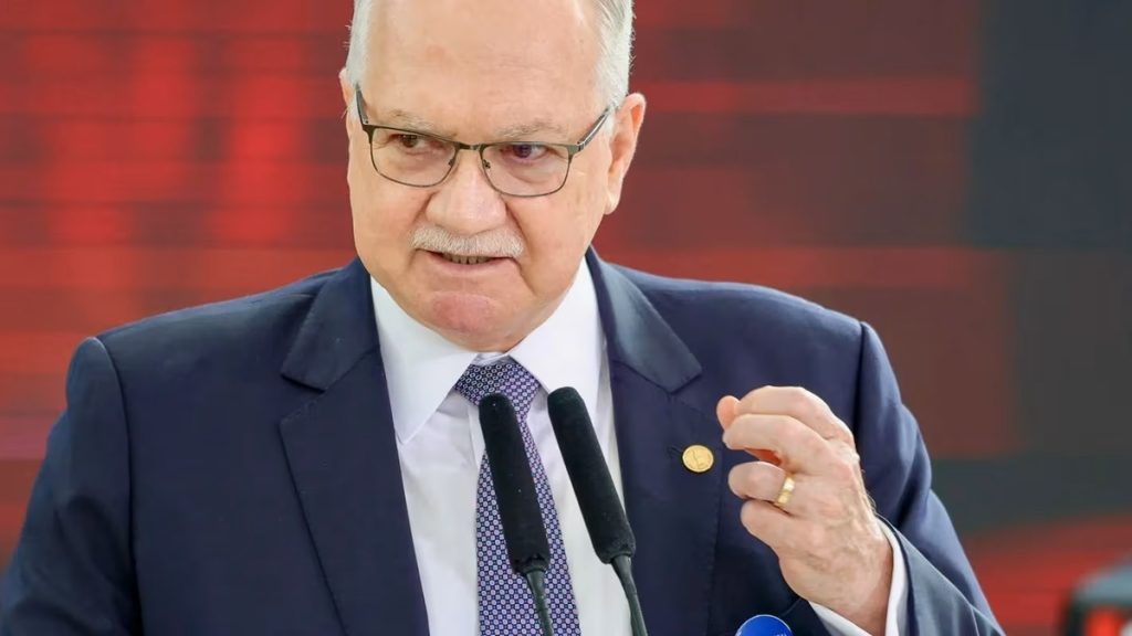 O ministro Luiz Edson Fachin voltou ao centro da tempestade política brasileira ao suspender decisões de André Mendonça e concentrar investigações sensíveis na presidência do Supremo Tribunal Federal. É o tipo de movimento que reequilibra o jogo em Brasília da noite para o dia, e ele cai bem no meio da disputa em torno do inquérito do Banco Master e das apurações sobre o filme Dark Horse.

A trajetória de Fachin é feita de contradições: foi o rigoroso executor da Lava Jato que ajudou a tirar Lula da disputa de 2018 e, depois, tornou-se autor da decisão que anulou as condenações do ex-presidente e devolveu a ele a elegibilidade. Críticos descrevem um operador cauteloso, que age apenas quando pressionado, e agora essa pressão vem da mídia e de setores da extrema direita que tentam blindar seus aliados.

Fica no ar uma pergunta simples e explosiva: o Supremo vai continuar cedendo a quem grita mais alto ou vai finalmente cumprir o papel de responsabilizar os poderosos? Uma coisa é certa: uma justiça que espera a próxima manchete para agir não defende a democracia, apenas adia o seu colapso.