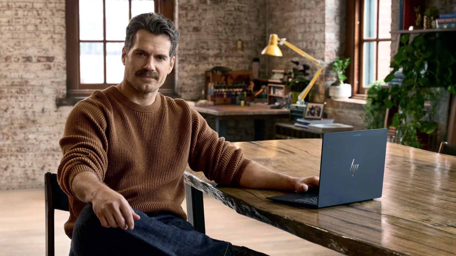 Henry Cavill, o ator que os gamers adoram pelo seu amor genuíno ao hobby, está se unindo ao Google para criar um videogame de verdade. O projeto foi pensado para exibir os novos notebooks Googlebook, uma linha inédita de máquinas com Android, e as duas partes pretendem lançá-lo até novembro.

Detalhes sobre gênero e parceiros criativos ainda são segredo, mas, com o Google apostando pesado em IA nesses aparelhos, é bom esperar bastante vibe coding no caminho. Pode até parecer marketing com celebridade, mas um nerd de verdade no comando de um jogo é uma jogada divertida que tem tudo para render algo realmente legal.