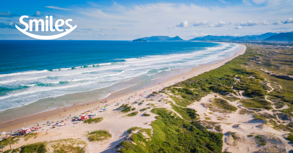 Quem quer viajar pagando menos pode conferir cinco opções de resgate Smiles a partir de 10.600 milhas por trecho. Entre os exemplos estão rotas como Vitória x Rio de Janeiro, Rio x São Paulo e São Paulo x Florianópolis, com taxas baixas.

A matéria também destaca os Alertas de Viagem, que encontram os resgates mais atrativos sem você precisar passar horas em abas e buscas. É uma forma prática de transformar milhas em uma escapada rápida.