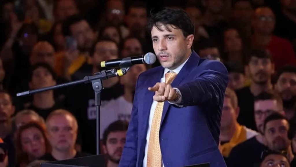 O partido Missão, criado por integrantes do MBL, transformou o lema 'Prendeu, matou' em proposta oficial de segurança pública. O plano trata o suspeito como inimigo a ser eliminado, jogando no lixo a ideia de que a lei vale para todos e abrindo espaço para uma política de morte.

A história brasileira mostra exatamente o oposto do que o slogan promete: o Comando Vermelho nasceu dentro de presídios na ditadura, e o PCC surgiu meses após o massacre do Carandiru. Violência estatal e prisões precárias ajudaram a fabricar as maiores facções do país — repetir a receita é pedir o mesmo resultado.

Segurança pública de verdade é inteligência, investigação financeira, controle de fronteiras e reforma do sistema prisional. Não é execução sumária. O texto expõe o perigo de transformar vingança em política de Estado e convida a pensar em um combate ao crime dentro da lei.