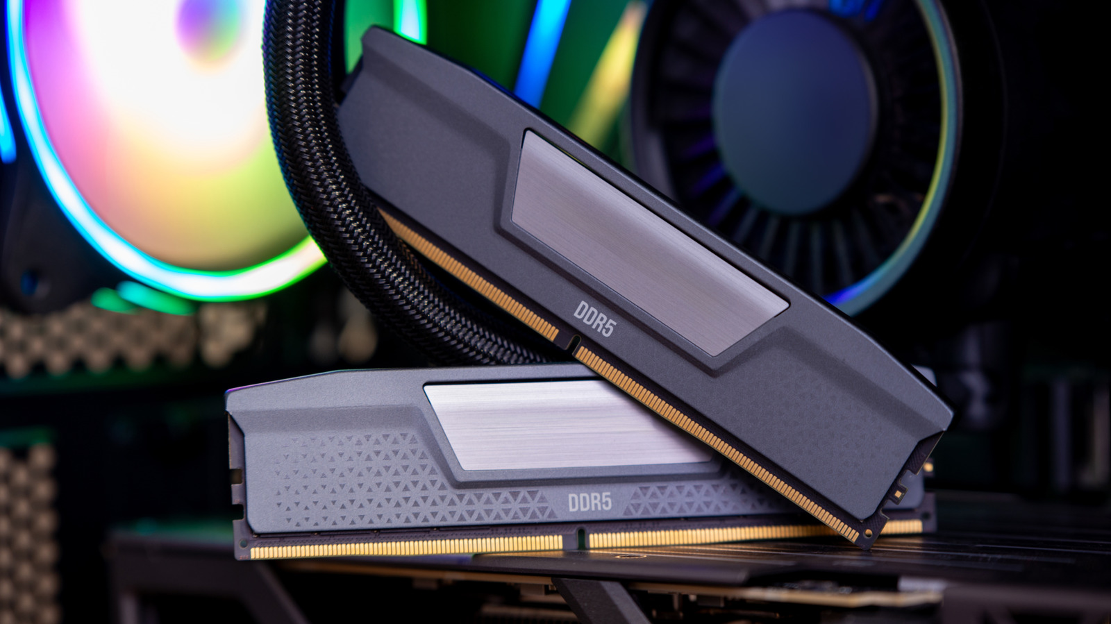 Os kits DDR5 estão cada vez mais rápidos e caros, mas para jogos o ganho real é minúsculo. O Engadget explica por que uma memória DDR5-4800 de entrada roda os jogos atuais sem problema, enquanto módulos premium DDR5-7200 ou DDR5-8400 entregam só alguns quadros extras em cenas limitadas pela CPU.

Os números na caixa confundem de propósito: taxa de transferência não é clock, e a latência CAS importa tanto quanto. Kits mais rápidos costumam afrouxar os timings, então o tempo de resposta em nanossegundos fica quase igual. Em plataformas AMD Ryzen, DDR5-6000 é o ponto ideal; em Intel Core Ultra, dá para subir um pouco mais com a memória certa.

O recado é direto: não caia no papo do capitalismo agressivo das fabricantes de RAM e pague centenas a mais por ganhos irrelevantes. Invista na capacidade e na velocidade que fazem sentido para o seu PC e use a diferença em jogos, armazenamento ou um upgrade que realmente muda a experiência.