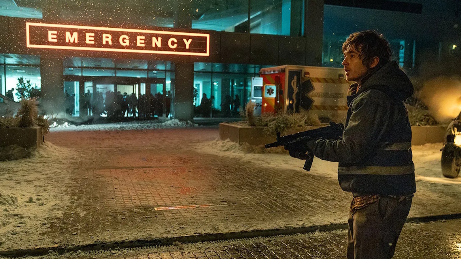 O novo filme de Resident Evil, dirigido por Zach Cregger, a mente por trás de Barbarian e Weapons, finalmente entende o que torna os jogos tão assustadores. Em vez da ação exagerada da era Milla Jovovich, ele aposta no terror lento, no pânico de ficar sem munição e no medo que ronda cada canto escuro.

Ao prender a câmera logo atrás do protagonista, um entregador comum chamado Bryan, o longa imita a tensão no ombro da câmera de Resident Evil 4 e o primeiro encontro sinistro do jogo original. A escassez de recursos se torna a verdadeira vilã, transformando cada corredor e enigma de escada em uma luta pela sobrevivência.

É a prova de que adaptações de jogos brilham quando os estúdios apostam em visão criativa de verdade, em vez de produzir fan service vazio e caça-níqueis apressados. Que Hollywood tome nota e pare de tratar franquias amadas como meros exercícios de marca.
