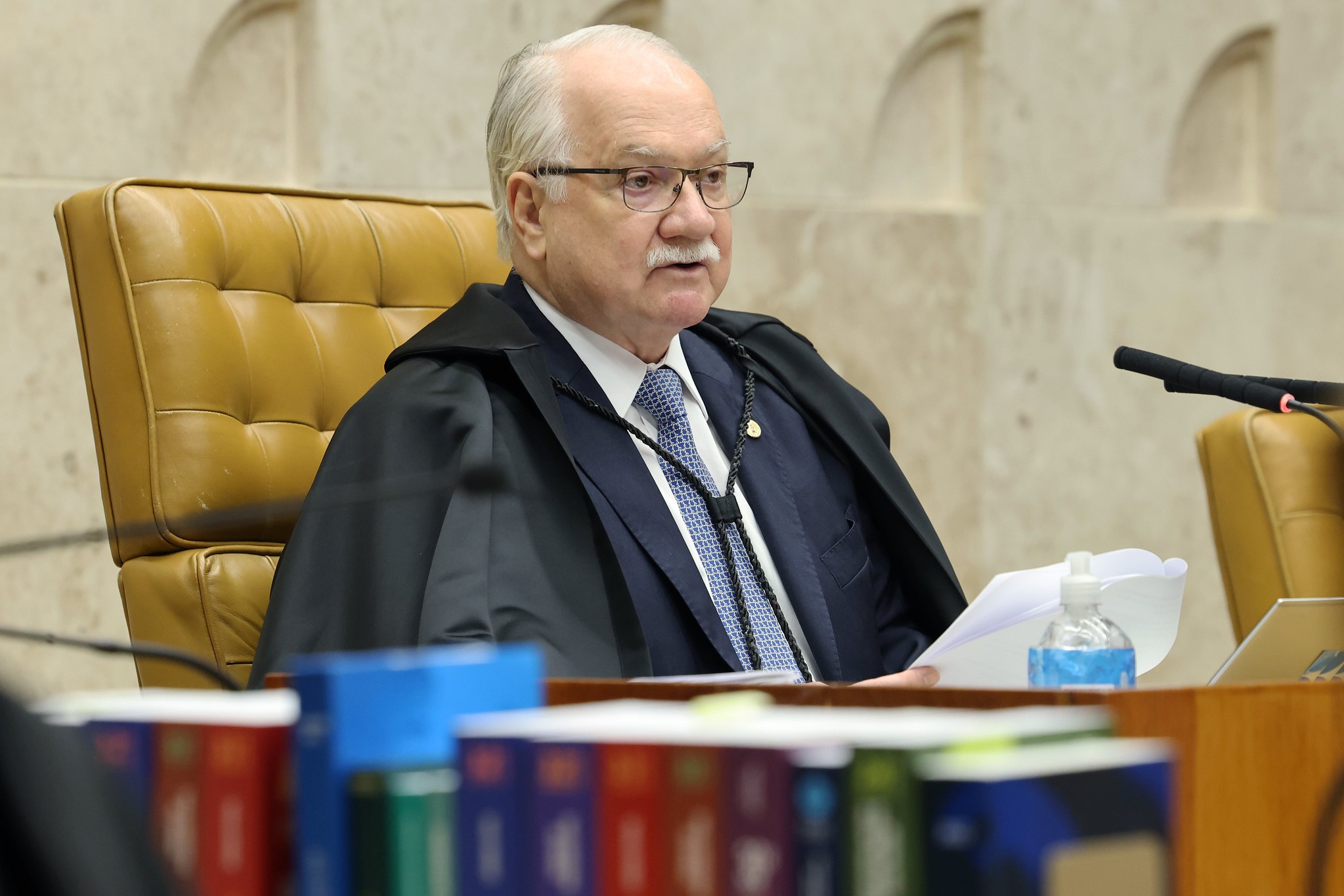 O ministro Edson Fachin indicou ao ministro Nunes Marques que a revisão criminal do processo que condenou Jair Bolsonaro deve ser decidida pelo plenário do Supremo Tribunal Federal, e não por uma única turma. O tamanho da aposta é enorme: Bolsonaro foi condenado a 27 anos e três meses de prisão por tramar um golpe, e agora sua defesa quer reabrir a sentença no mesmo tribunal que o condenou.

O timing não é coincidência. Nunes Marques, indicado ao STF pelo próprio Bolsonaro, sinalizou que quer dar andamento ao caso logo depois do segundo turno, no final de outubro, movimento lido em Brasília como um aceno ao favoritismo de Flávio Bolsonaro. Ministros que se mantiveram à margem das disputas internas defendem que, por ser a primeira revisão criminal da história da Corte, só o plenário tem legitimidade para analisá-la.

Tire o jargão processual e o quadro fica evidente: um homem que tentou destruir a democracia procura agora a turma mais amigável do prédio. O Supremo não pode virar máquina de favores para quem atacou as instituições do país.