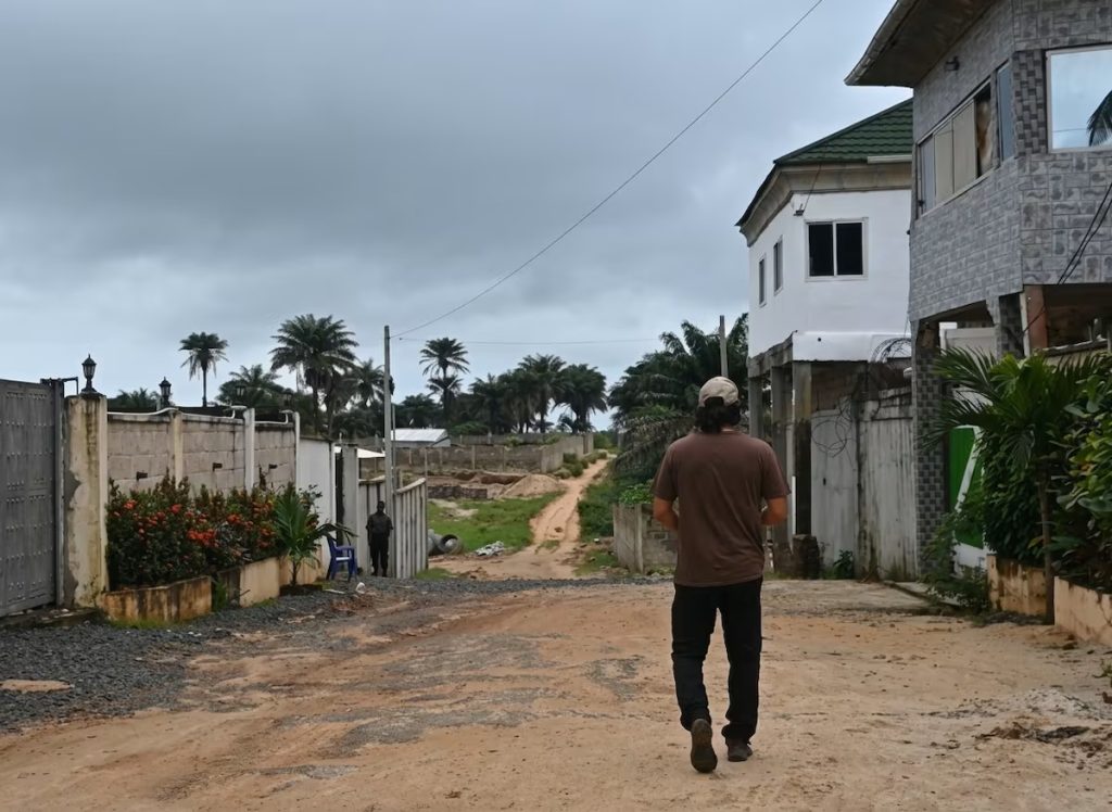 Três migrantes latino-americanos deportados pelos Estados Unidos para a Libéria relatam que foram enviados a um país sem qualquer vínculo com eles, em um voo de 15 horas no qual permaneceram algemados nas mãos e nos pés. Eles afirmam que só descobriram o destino poucas horas antes da partida, sem tempo para recorrer ou se despedir da família.

Os acordos secretos de deportação agora são alvo de questionamentos de organizações de direitos humanos, que alertam que a Libéria não tem estrutura para processar pedidos de asilo. Com relatos de milhões de dólares em ajuda vinculados a esses acordos, o impacto humano dessa política é devastador: famílias destruídas e deportados deixados em um limbo jurídico em um hotel em Marshall, sem saber o que será do futuro.