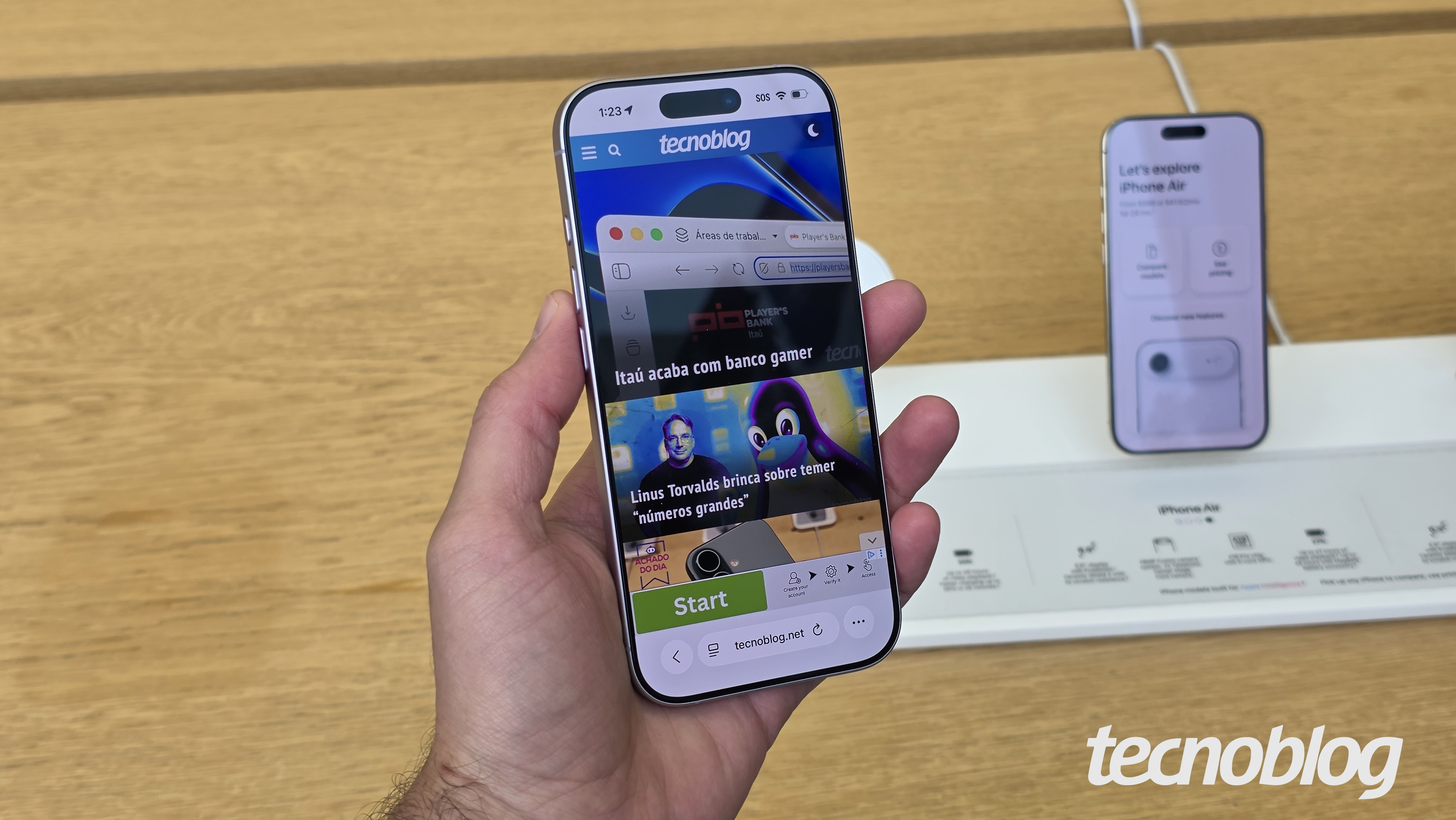 O iPhone 17 com 512 GB de armazenamento acaba de atingir o menor preço desde o lançamento. Dá para garantir no Mercado Livre por R$ 6.290 no Pix, um desconto gigante de 34% sobre os R$ 9.499 originais.

Com chip A19, 8 GB de RAM e tela Super Retina XDR de 120 Hz, o celular da Apple entrega performance de sobra para multitarefa, inteligência artificial e jogos pesados. As câmeras duplas de 48 MP, o IP68 e o carregamento rápido completam o pacote.

Se você estava esperando o momento certo para trocar de iPhone, ele chegou.