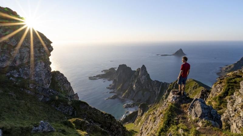 Em uma remota ilha no Círculo Polar Ártico, uma guerra invisível está sendo travada. Todos os anos, engenheiros, físicos e hackers éticos se reúnem em Andøya para o Jammertest, o maior festival de hacking ao ar livre do mundo. A missão: expor as vulnerabilidades do Sistema Global de Navegação por Satélite (GNSS) que sustenta tudo, de celulares a redes elétricas. Com a Rússia intensificando o jamming de GPS desde a invasão da Ucrânia, essa ameaça deixou de ser hipotética.

No Jammertest, os participantes lançam ataques simulados a receptores de GPS, falsificando sinais para testar se os dispositivos podem ser enganados. O objetivo é construir resiliência antes que um ataque real paralise nossa percepção de tempo e espaço. Como diz o engenheiro-chefe de tempo e frequência da Noruega, precisamos nos preparar para um cenário em que o GNSS se torne uma fraqueza estratégica. Os resultados são compartilhados abertamente, armando governos e indústrias com o conhecimento para se defender de um inimigo invisível.