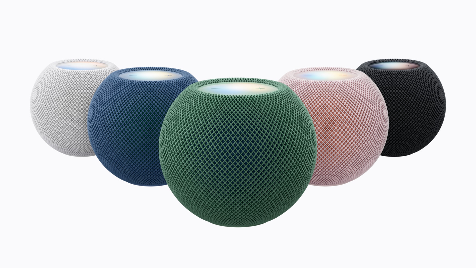 Depois de seis longos anos, a Apple finalmente deu ao HomePod mini um sucessor de verdade. O novo HomePod mini 2 mantém o icônico design esférico, mas troca o processador pelo chip S10, o mesmo do Apple Watch Series 10, e ganha Wi-Fi 6E, Bluetooth 6 e suporte aos padrões Thread e Matter para casa inteligente.

A novidade mais chamativa é o Sound Glow, uma superfície iluminada no topo que pulsa no ritmo da música e até dos sons ambientes da Apple, como chuva, floresta e oceano. Também dá para conectar até quatro unidades a uma nova Apple TV 4K e montar um sistema surround de verdade, com calibração automática que ajusta o áudio ao ambiente.

As pré-vendas já começaram nos Estados Unidos por US$ 149 em cinco cores, mas ainda não há data nem preço para o Brasil. Os recursos prometidos da Siri AI só chegam em uma atualização futura, então a empolgação é real, mas em parte aponta para o futuro.