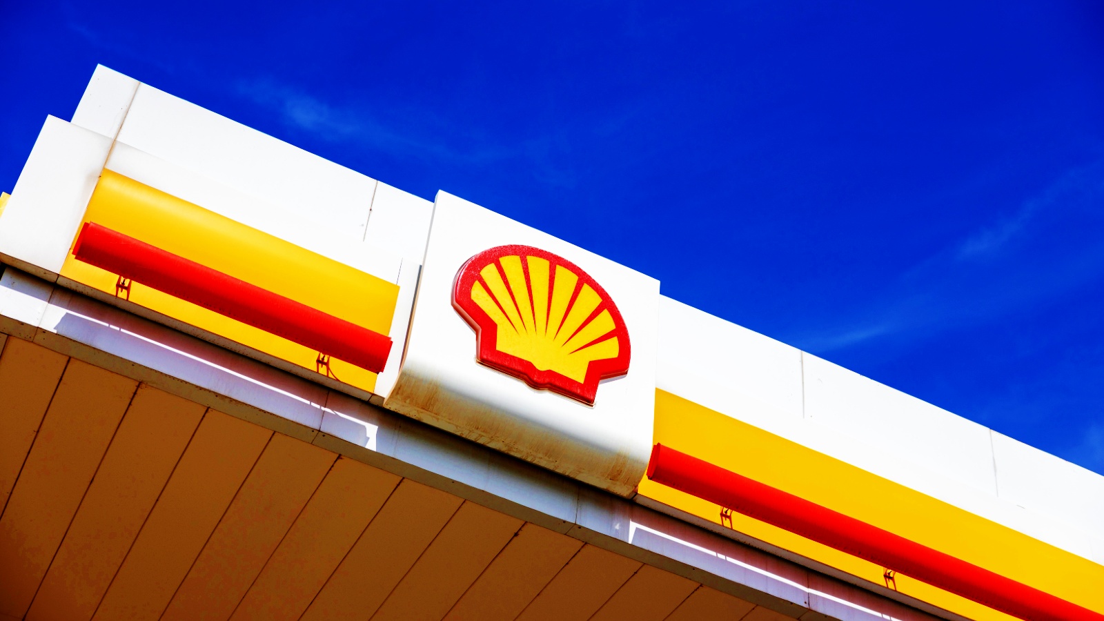 O grupo de ransomware Clop afirmou ter roubado 89GB de dados da gigante do petróleo Shell, incluindo desenhos de engenharia, varreduras de testes de instalações, fotos e planos de projeto. A Shell confirmou que investiga um possível incidente com suas equipes de segurança e especialistas externos.

O suposto ataque está ligado à exploração de uma vulnerabilidade crítica em servidores PTC Windchill e FlexPLM, incluída no catálogo de vulnerabilidades exploradas conhecidas da CISA. GE e Philips também teriam sido afetadas, aumentando a preocupação em setores industriais e empresariais.

Com criminosos mirando servidores expostos, proteger sua privacidade online nunca foi tão importante. Mantenha sistemas atualizados e use uma VPN confiável para proteger seus dados.