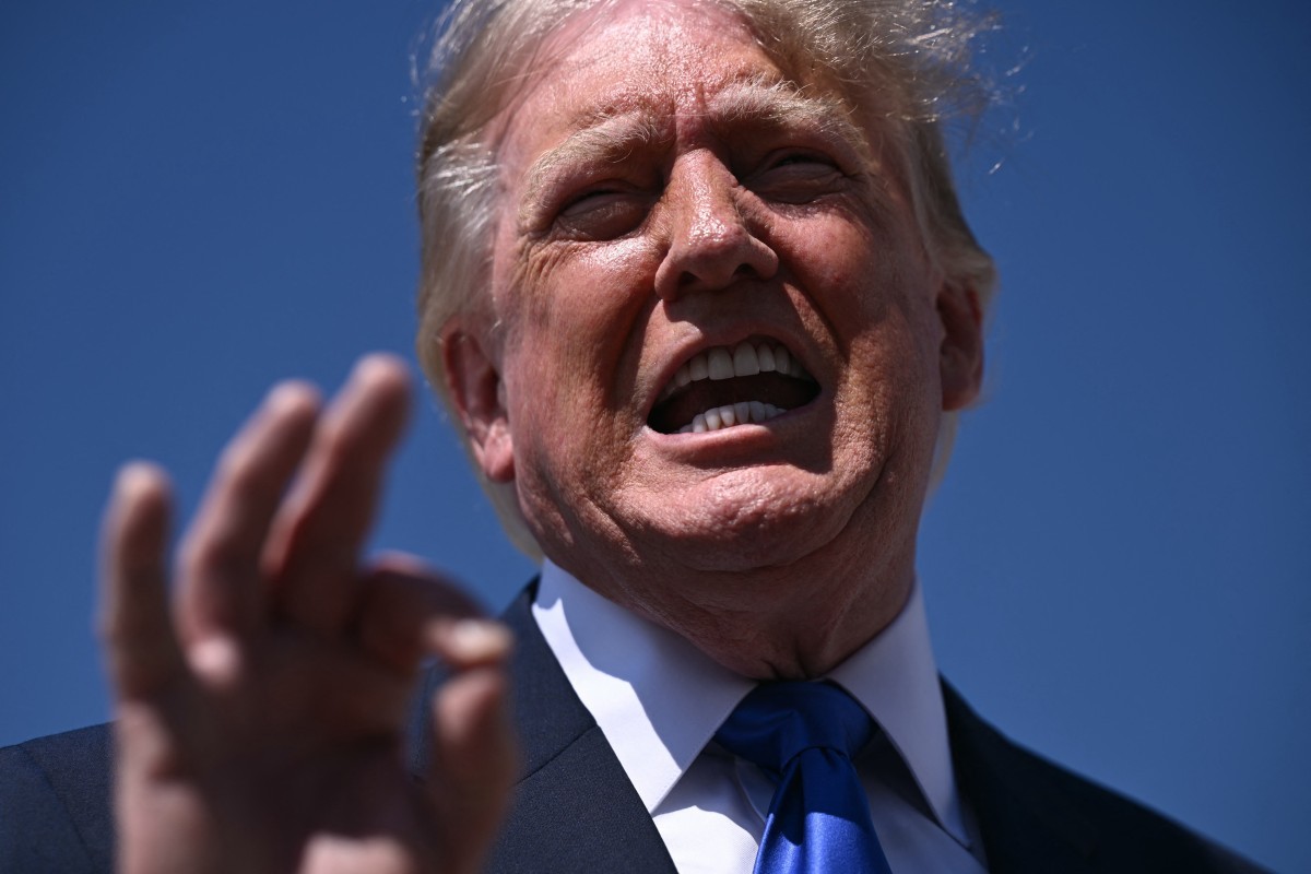 O debate sobre inteligência artificial acaba de virar um confronto político global. Depois que dois pesquisadores da Anthropic alertaram que o ritmo acelerado da tecnologia pode levar à extinção da raça humana, o presidente dos EUA, Donald Trump, partiu para o ataque e chamou os alertas de 'conspiração doentia' que só beneficia a China.

Trump reforçou que quer os Estados Unidos na liderança da corrida da IA, afirmando que 'quem vencer na IA, vence tudo' e tratando os críticos como 'forças muito negativas.' Na mesma segunda-feira, o chefe da Inteligência da China alertou que potências hostis abusam da IA generativa para espalhar desinformação e minar a ordem social.

Com o próprio CEO da Anthropic defendendo que as empresas pisem no freio, a disputa sobre quem controla a IA virou um choque direto entre a aceleração movida a lucro e a crescente cobrança por responsabilidade real. O jogo é de altíssimo risco, e quem pede limites finalmente está sendo ouvido.