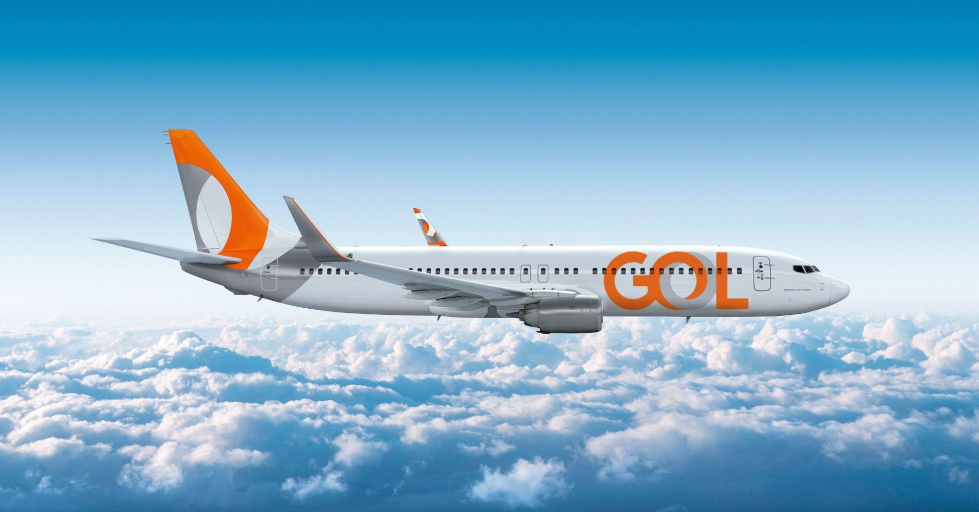 A GOL confirmou um corte pesado de rotas e quem viaja já está sentindo. A partir de fevereiro de 2027, seis ligações internacionais saem de cena: Brasília e Belém para Miami, Brasília para Orlando, Rio para Montevidéu e Assunção, e São Paulo para Punta Cana.

O vilão é o preço do combustível de aviação, que dobrou e já consome cerca de 40 por cento dos custos operacionais da companhia. Uma longa lista de rotas nacionais também será suspensa, com a empresa prometendo cobrir os buracos por meio de conexões e companhias parceiras.

É o retrato de um setor pressionado, onde o custo recai sobre o passageiro. Para quem vive entre idas e vindas internacionais, serviços como Nomad e Wise ajudam a organizar o dinheiro em viagem sem sustos.