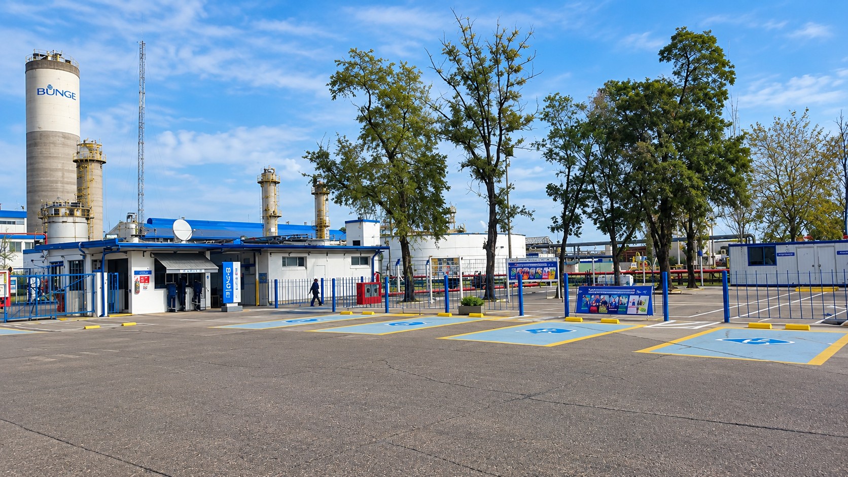 A Bunge anunciou o fechamento da fábrica de amônia em Campana, na Argentina, unidade que produzia amônia e tiossulfato de amônio para fertilizantes nitrogenados e líquidos usados em culturas como milho, trigo, cevada e arroz.

A empresa citou limitações de infraestrutura e tecnologia de uma planta com mais de 50 anos, além de mudanças nas condições de mercado e no abastecimento de insumos. A unidade tinha participação da Associação de Cooperativas Argentinas, responsável por 17,5% da produção, segundo o jornal La Nación. A Bunge afirma que o encerramento se restringe à fábrica de Campana e que dará apoio aos funcionários afetados, mas a decisão acende alerta sobre empregos e oferta de fertilizantes.