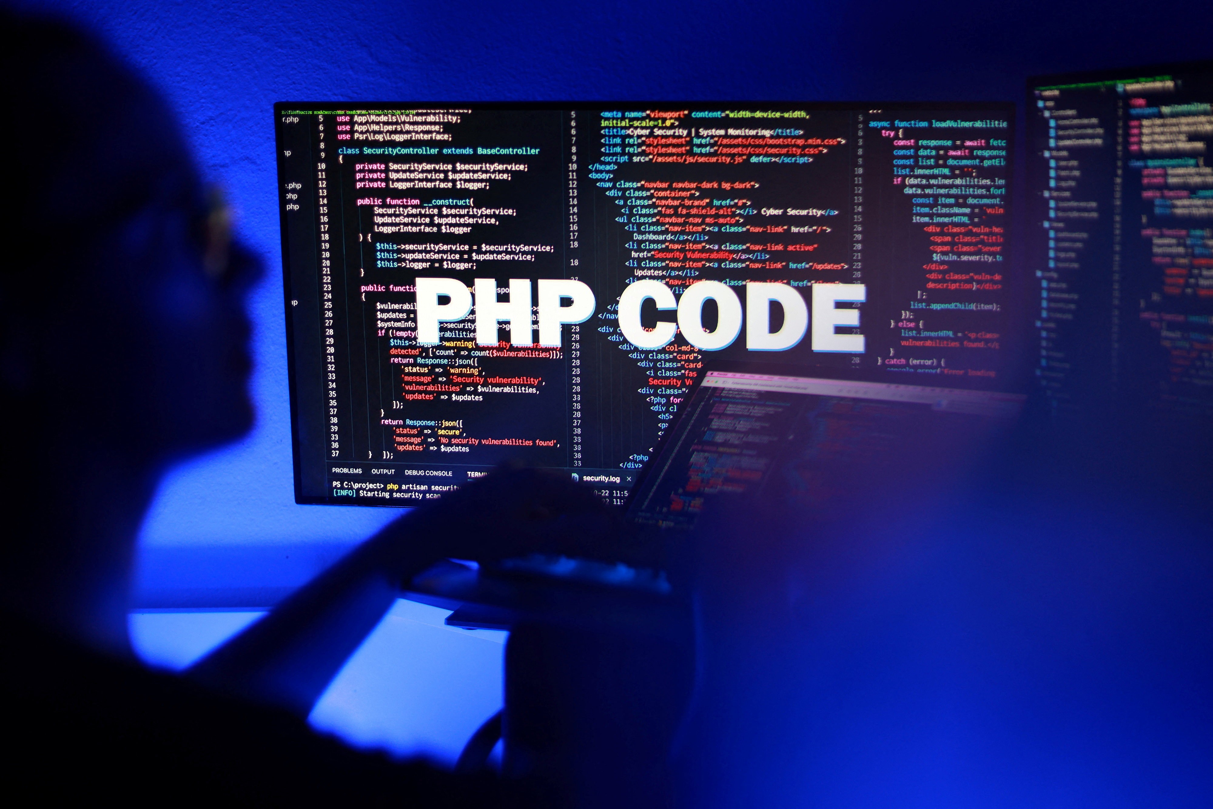 Um conjunto de vulnerabilidades críticas no PHP, a linguagem de código aberto que sustenta cerca de 70% dos sites do mundo, obrigou governos e empresas a retirarem páginas do ar para evitar invasões. As falhas permitiam que criminosos assumissem o controle de servidores sem precisar de login ou senha. A atualização de correção já existe, mas o estrago na confiança é grande: no Brasil, a Anatel e tribunais suspenderam por precaução o acesso ao SEI.

O detalhe mais incômodo é o tempo. A Fundação PHP afirma que os primeiros sinais surgiram ainda em 2024, durante uma auditoria externa de segurança, e mesmo assim a correção ficou parada por meses. Os motivos escancaram a fragilidade do modelo de código aberto do qual todo mundo depende: dificuldade de decisão na equipe de segurança, ausência de uma forma conhecida de explorar a falha e a sobrecarga dos poucos desenvolvedores que realmente entendem o funcionamento do PHP, quase todos financiados por fundações ou atuando como voluntários.

Empresas de segurança confirmaram as falhas de forma independente e encontraram novas formas de explorá-las, usando modelos de IA para revelar brechas que passaram mais de uma década sem resposta. A lição é direta: a infraestrutura que roda Facebook, Wikipedia e WordPress não pode continuar dependendo de um punhado de voluntários exaustos. Financiar a manutenção do código aberto deixou de ser caridade e virou questão de segurança global.