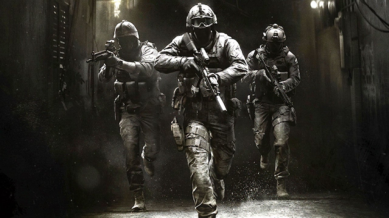 A Activision confirmou oficialmente que uma nova subfranquia de Call of Duty está em desenvolvimento, um sinal claro de que a empresa quer se afastar do ciclo infinito de Black Ops e Modern Warfare. O diretor de marketing Tyler Bahl afirmou que o estúdio busca inovação em vez de nostalgia, e que o gosto do público muda mais rápido do que a indústria consegue acompanhar.

A especulação dos fãs já está fora de controle. Vazamentos apontam para combate com artes marciais, chutes de caratê e até um estilo gun-fu inspirado em John Wick, enquanto Modern Warfare 4 deve encerrar uma história contada desde 2019. Seria o primeiro título fora das linhas MW e Black Ops em mais de cinco anos.

O ponto central é a cobrança por risco criativo no lugar da produção anual automatizada. Uma franquia que espremeu jogadores e desenvolvedores em ciclos de lançamento sem fim agora precisa de inovação de verdade, não apenas mais uma sequência movida por lucro. O público quer algo novo, melhor e diferente, e cabe aos estúdios proteger quem realmente constrói esses mundos.