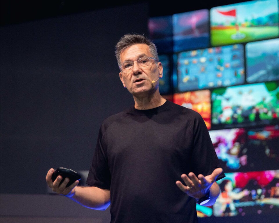 A Roblox escolheu São Paulo para receber a primeira edição latino-americana do Roblox Creator Series e também o primeiro Creator Showdown realizado fora dos Estados Unidos. O encontro reuniu desenvolvedores locais e internacionais, estúdios, criadores de conteúdo, marcas e executivos da plataforma para debater o futuro da creator economy em uma região que já soma 36 milhões de jogadores ativos por dia, um salto de 89% ano a ano.

Os números por trás do anúncio impressionam: o total de desenvolvedores brasileiros que geram renda na plataforma cresceu 61% no último ano, e mais de 1.650 jogos criados por donos locais já passaram da marca de 1 milhão de visitas acumuladas. A Roblox também apresentou as novas ferramentas de inteligência artificial do Studio, como o Build, pensadas para acelerar o processo criativo, além de painéis sobre carreira, tradução de experiências e a força da colaboração entre comunidades.

O entusiasmo é justo, mas o olhar crítico também. Uma plataforma cuja economia depende do talento de criadores jovens deve a eles divisão de receita justa, descoberta transparente e suporte de verdade, e não apenas gráficos de crescimento. Celebrar o desenvolvedor brasileiro só faz sentido se o bem-estar de quem cria e a integridade criativa ficarem no centro do negócio, e não escondidos atrás de parcerias de marca e metas de monetização.