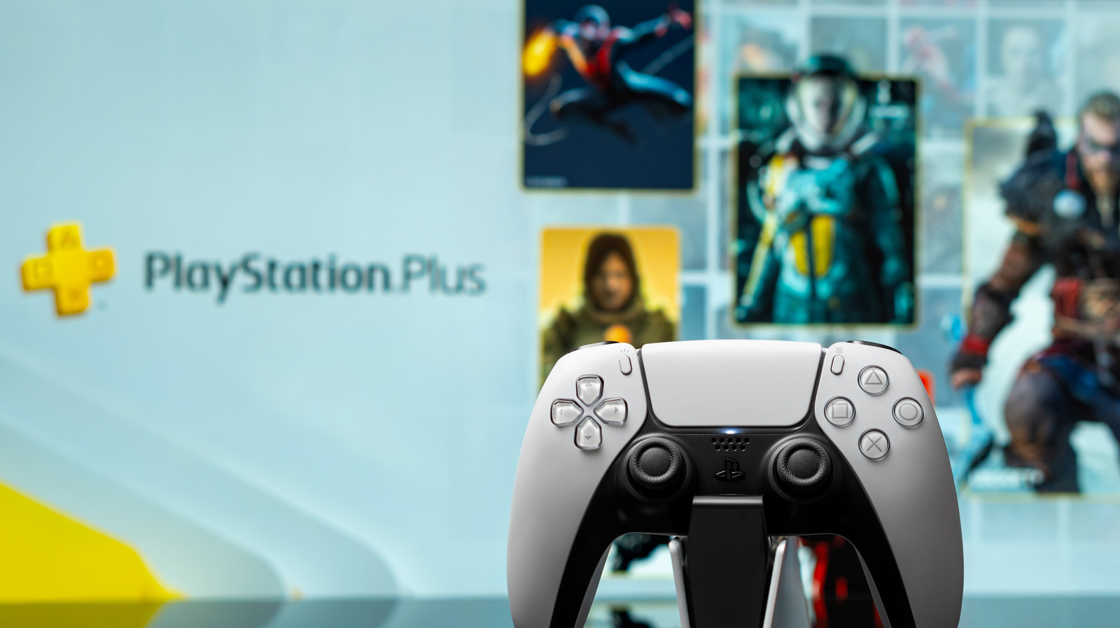 O PlayStation Plus nasceu em 2010 como um serviço opcional de US$ 50 por ano, com jogos mensais, acesso antecipado a betas e testes de jogos completos. Hoje, o plano Essencial custa US$ 80 por ano, o Extra sai por US$ 135 e o Premium chega a US$ 160, um salto enorme por um acesso que a Sony agora trata como obrigatório para a maior parte do multiplayer online.

Essa mudança mostra como a expansão das assinaturas e a pressão corporativa remodelam o mercado de games. A Sony transformou o jogo online em exigência paga no PS4, depois criou camadas e repetiu aumentos sob vagas condições de mercado enquanto planeja um futuro totalmente digital. Jogadores merecem preço transparente e valor real, não aumentos sem fim.