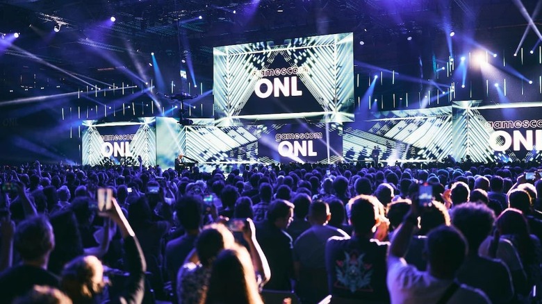 A Gamescom 2026 está chegando, e a Opening Night Live promete abrir o evento com duas horas de anúncios importantes, estreias mundiais e muita gameplay. A transmissão começa em 25 de agosto às 14h no horário de Nova York, com um pré-show de 30 minutos, e pode ser acompanhada ao vivo no YouTube ou na Twitch.

Entre as atrações confirmadas estão Final Fantasy 7 Revelation, Gears of War: E-Day, Silent Hill: Townfall e a expansão The Witcher 3: Songs of the Past. Também devem aparecer Valor Mortis, Pony Island 2, Path of Exile 2, Monster Hunter Outlanders, Metro 2039 e um novo jogo de estratégia da Paradox. É o evento de games da temporada, imperdível para qualquer fã.