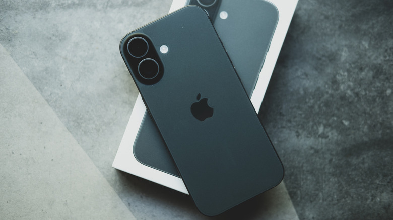 A câmera do seu iPhone não está entregando o resultado esperado? Ajustes antigos e configurações personalizadas podem estar atrapalhando suas fotos. A boa notícia é que você não precisa apagar todo o aparelho para começar de novo. Este guia mostra cada opção necessária para restaurar os padrões originais da câmera.

Você vai entender os recursos de Preserve Settings, as taxas de quadros de vídeo e os controles extras do iOS 26, como Scene Detection e captura de 24 MP. Se quiser o reset definitivo, também existe um método para restaurar todos os ajustes do iPhone e recomeçar do zero.