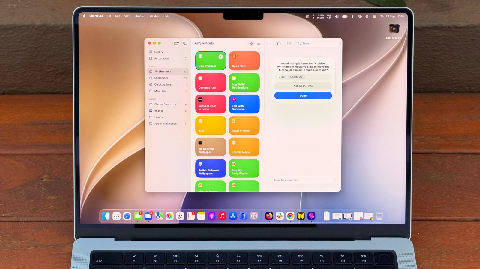 A Apple está turbinando o app Atalhos no Mac com o Describe a Shortcut, recurso do macOS 27 Golden Gate que permite digitar o que você quer e deixar a Apple Intelligence montar a automação para você. Em vez de conectar ações manualmente, basta descrever a rotina em linguagem natural e obter um atalho funcional em segundos.

A ferramenta é ideal para tarefas do dia a dia, como arquivar downloads antigos ou resumir textos copiados em uma nova nota. Também dá para atribuir combinações de teclado, fixar automações na barra de menus e acioná-las pela Siri ou pela aba Automação para um fluxo de trabalho mais fluido.

Há um detalhe importante: a Apple Intelligence exige um Mac com chip M1 ou superior, então usuários de Macs Intel ficam de fora. Mesmo assim, para quem tem suporte, o Atalhos finalmente se torna a ferramenta de automação acessível que a Apple promete há anos.