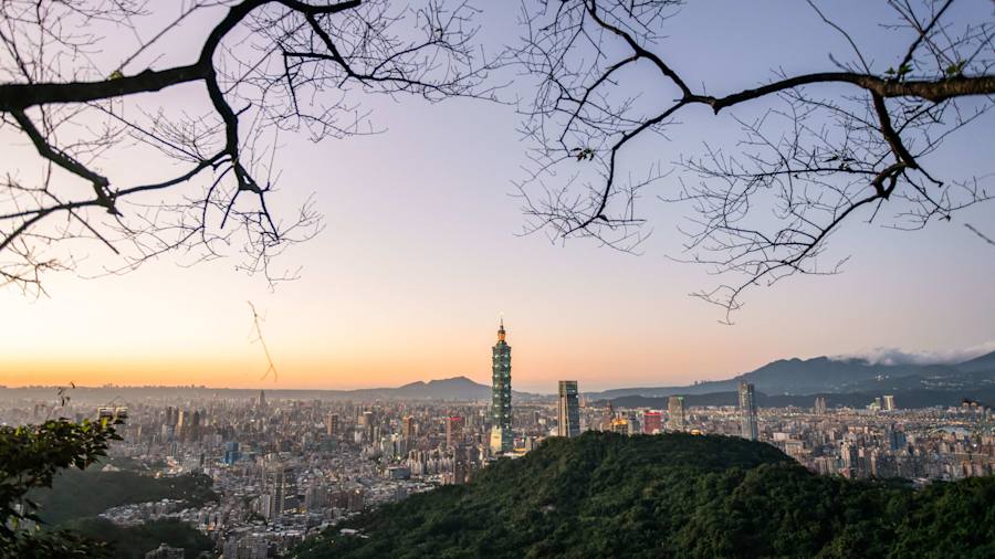 Em um feito inédito, agentes de IA executaram reconhecimento e invasões simultâneos contra Taiwan no que especialistas chamam de nova fase da guerra cibernética. O ataque, atribuído a hackers ligados à China, usou sistemas autônomos para escanear, invadir e se mover entre redes em velocidade de máquina — sem precisar de ação humana direta.

Essa é uma escalada gigantesca no uso de inteligência artificial como arma e acende o alerta para governos e empresas no mundo inteiro. A era do ciberataque autônomo chegou oficialmente, e as regras da defesa digital nunca mais serão as mesmas.