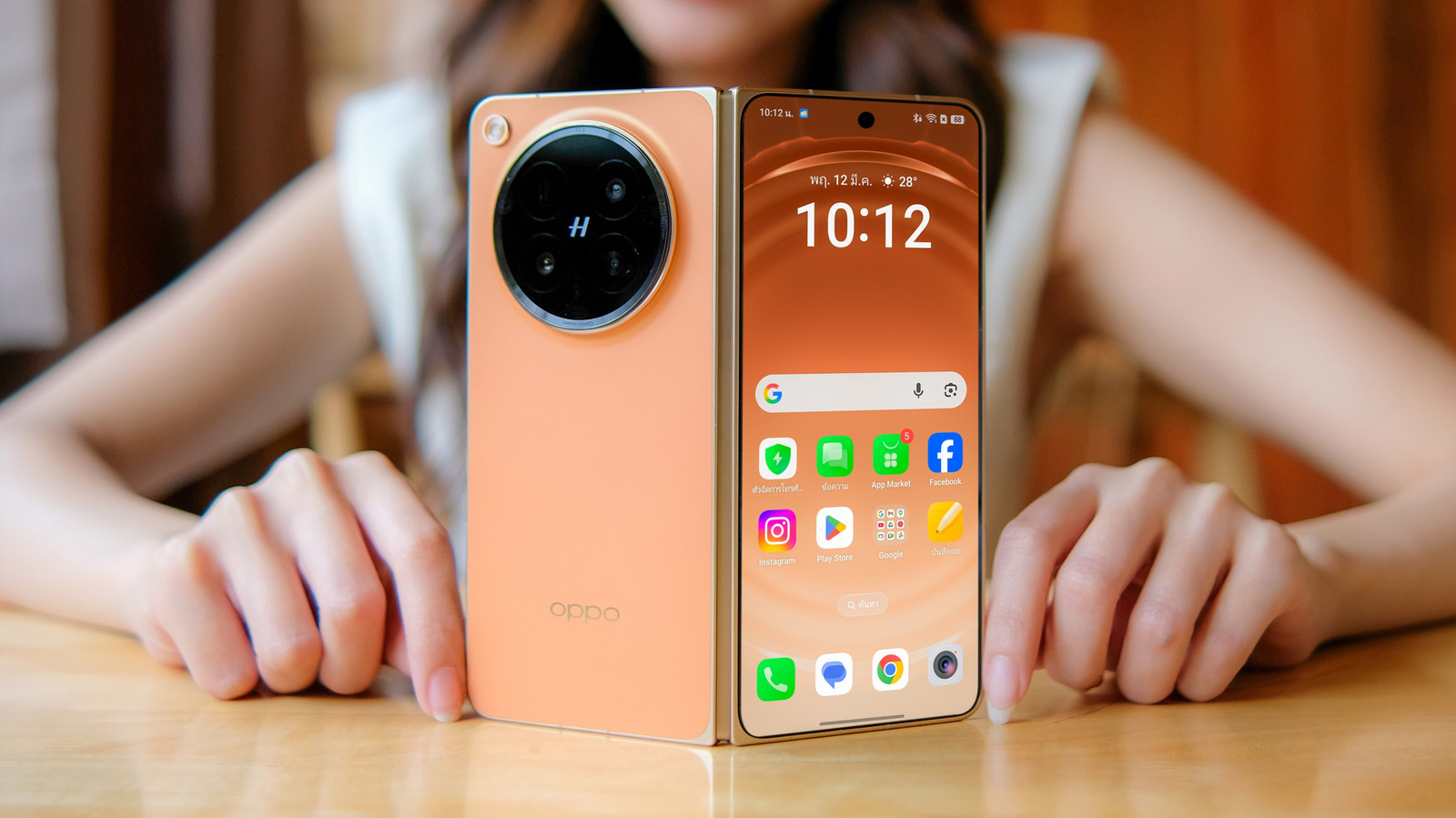O mundo dos smartphones é maior do que as operadoras dos EUA querem que você veja. De dobráveis com três telas da Xiaomi a flagships da Honor e da OPPO com baterias enormes e câmeras de nível DSLR, importar um celular estrangeiro pode liberar hardware que nunca chega oficialmente aos Estados Unidos. Também pode significar lançamentos antecipados e manter dois chips físicos enquanto a maioria dos modelos americanos migra para eSIM.

Mas a rota da importação não é plug-and-play. Compatibilidade de bandas com a operadora, falta de certificação para Wi-Fi calling ou VoLTE, atualizações Android atrasadas, ausência do Google Play Services em alguns modelos chineses e dores de cabeça com garantia podem transformar o sonho em um experimento caro. Antes de comprar, verifique as frequências, leia relatos de donos e saiba que o suporte local pode não existir.

Se você aceita essas trocas, importar pode ser uma forma recompensadora de ter algo diferente. Apenas pese os riscos contra a emoção do novo hardware.