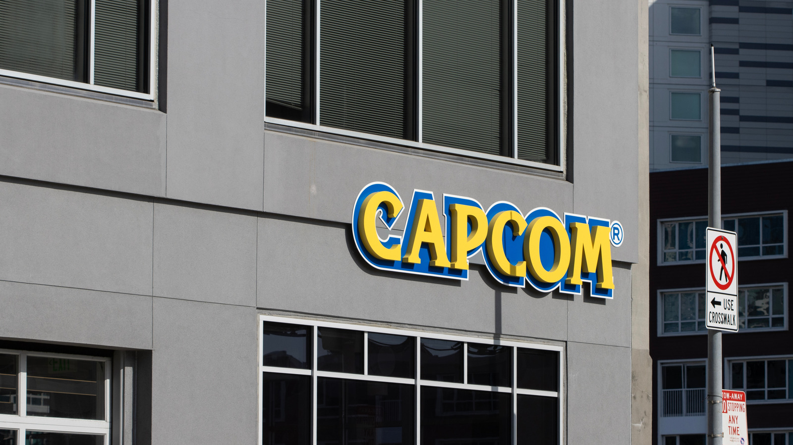 A Capcom acaba de revelar planos para transformar sua RE Engine no que chama de engine da geração da IA. Em um projeto interno batizado de REX, o estúdio afirma que a IA vai otimizar os fluxos de desenvolvimento para criar jogos maiores e mais ambiciosos em menos tempo, garantindo que não vai usar conteúdo gerado por IA dentro dos seus títulos.

É mais um sinal de que a IA está avançando sobre a produção de games, logo depois de a Epic Games levar Claude e Gemini para dentro da Unreal Engine. A Capcom vende a ideia como uma forma de dar nova vida a franquias clássicas, após o sucesso de Onimusha: Way of the Sword.

Mas o discurso merece desconfiança. Eficiência pode ser um presente ou uma cortina de fumaça, e essa indústria insiste em cortar justamente as pessoas que criam seus mundos inesquecíveis. Pipelines mais rápidos não podem virar desculpa para demissões em massa e fechamento de estúdios movido por lucro. Inovação de verdade protege o bem-estar dos desenvolvedores e a integridade criativa.