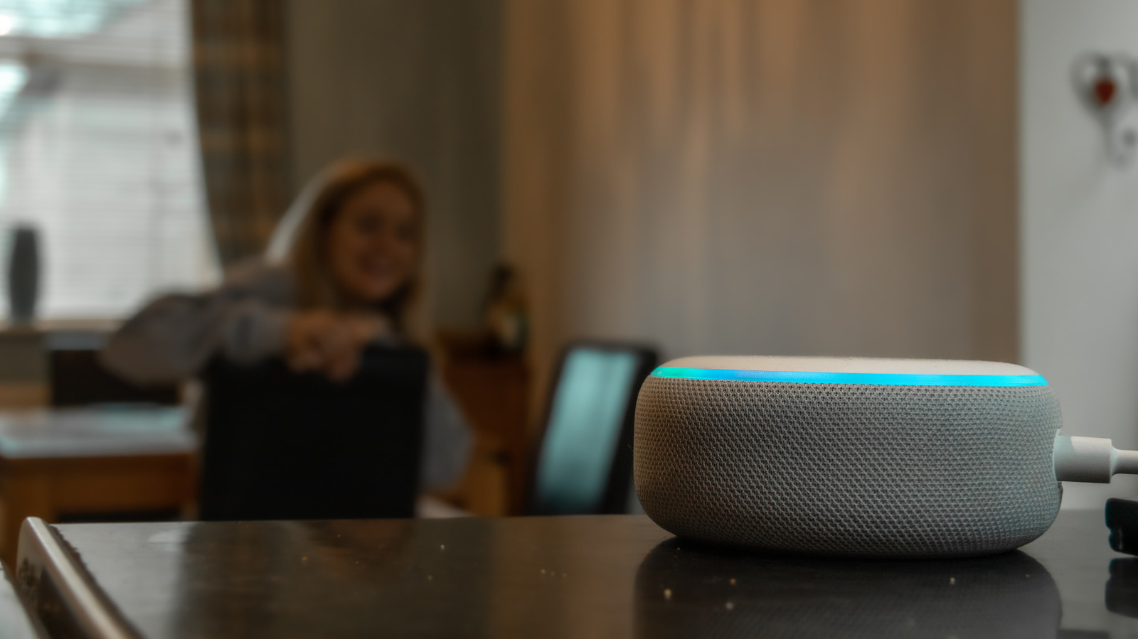 Mais de 600 milhões de dispositivos com Alexa já foram vendidos no mundo, e essa presença gigantesca alimenta um dos maiores debates de privacidade das casas conectadas. A Amazon afirma que seus assistentes não gravam cada palavra: eles aguardam padrões acústicos que correspondam à palavra de ativação e só então passam para a escuta ativa. O detalhe é que essa prontidão constante é justamente o que faz o sistema funcionar, e também o motivo pelo qual reguladores e defensores da privacidade seguem cobrando mais transparência.

Quem quer mais controle pode silenciar o microfone, configurar a exclusão automática de gravações de voz ou apagar todo o histórico. Mas esses ajustes cobrem apenas a nuvem da Amazon, e dispositivos inteligentes de terceiros ainda podem reter seus próprios dados. A lição é clara: conveniência é poderosa, mas proteção de dados transparente também precisa ser.