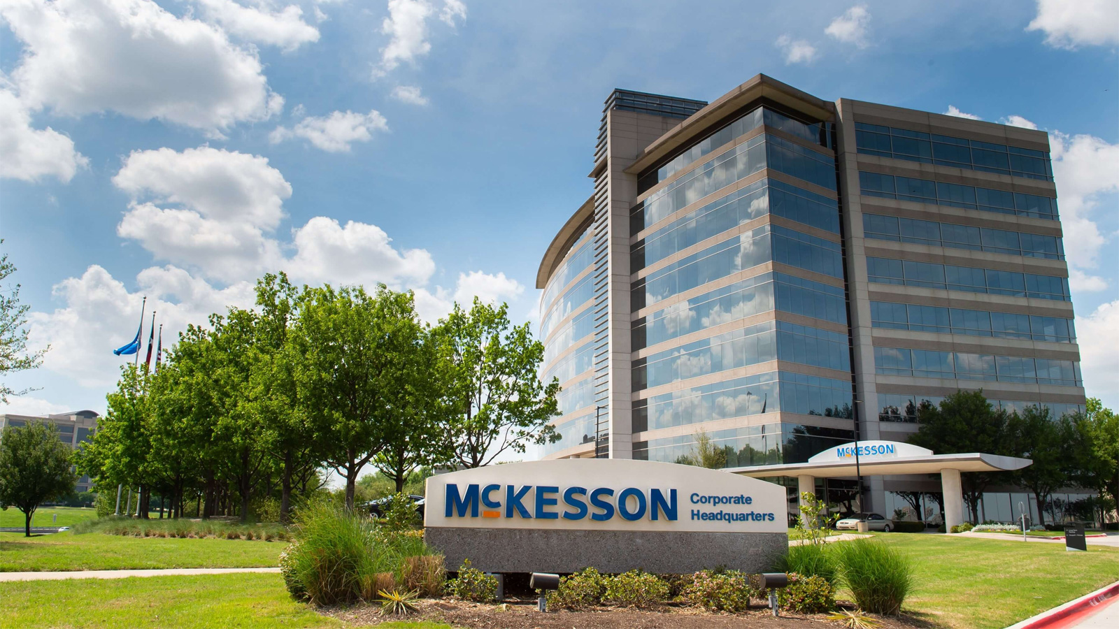 A gigante da distribuição farmacêutica McKesson divulgou um incidente de segurança cibernética envolvendo acesso não autorizado a aplicativos de terceiros e roubo de dados. O grupo de extorsão ShinyHunters afirma ter roubado 284 milhões de registros de dados de pacientes, incluindo nomes, números de Seguro Social, históricos médicos, prescrições e muito mais.

Os atacantes teriam usado vishing, ou phishing por voz, para comprometer contas de funcionários e acessar os ambientes Salesforce e Snowflake da empresa. O ShinyHunters exigiu um resgate de US$ 55 milhões, mas a McKesson não respondeu. A investigação ainda está em andamento e a empresa ainda não confirmou a extensão total da violação.