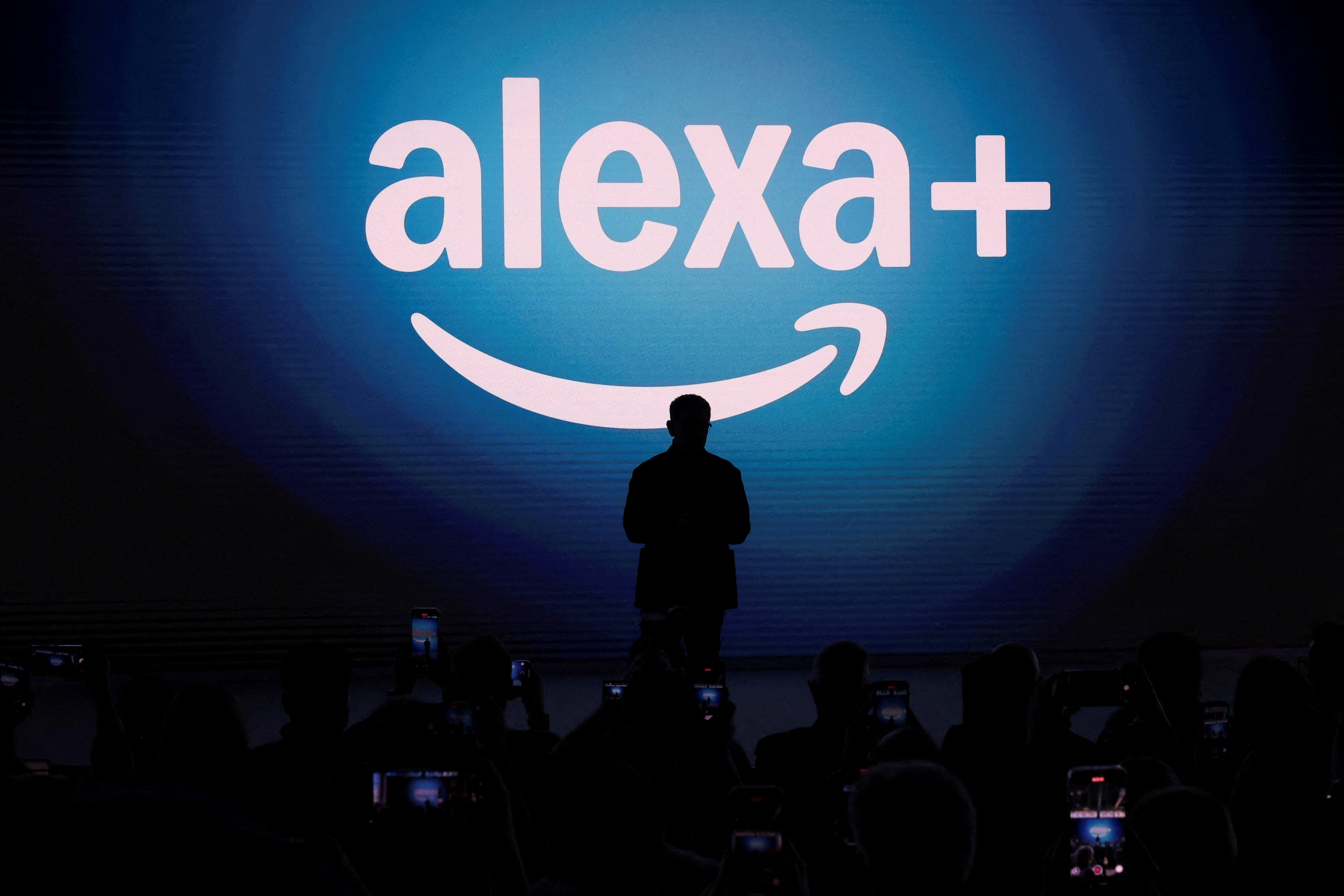 A Amazon está fazendo uma jogada ousada no mercado de tablets com seus primeiros dispositivos com Android, abandonando o limitado Fire OS para lançar a linha premium Alexa. Os novos Amazon Alexa Tablet 12 Pro, 11 e 8 trazem estrutura de alumínio, recursos de IA generativa e integração profunda com a Alexa+, mirando competir de frente com Apple e Samsung.

Mas a novidade vem com preço salgado: os valores vão de US$ 230 a US$ 550, um salto significativo em relação aos tablets Fire mais baratos. A mudança sinaliza a nova estratégia da Amazon de priorizar hardware premium e fidelizar usuários em seu ecossistema de Prime Video, Kindle e compras.

Com as vendas globais de tablets em queda e a participação da Amazon encolhendo, a empresa aposta que a flexibilidade do Android e a IA da Alexa+ vão conquistar consumidores. A adoção do Android também abre as portas para apps da Google Play, uma mudança aguardada por desenvolvedores e usuários.