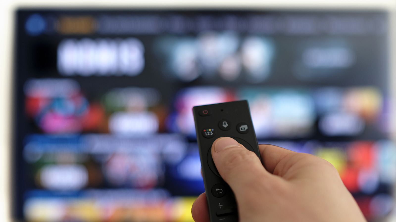 Em uma reviravolta impressionante, o YouTube conquistou a maior fatia do tempo de TV nos EUA, quase o dobro do Netflix. Plataformas gratuitas com anúncios como The Roku Channel e Tubi também estão superando grandes nomes, provando que os telespectadores estão migrando para opções acessíveis.

De acordo com o The Gauge da Nielsen, o streaming representou 49% de todo o tempo de TV em julho de 2026, com o YouTube em 14,2% e o Netflix em 7,8%. The Roku Channel e Tubi superaram Peacock e os serviços da Warner Bros. Discovery, sinalizando uma nova era nas guerras do streaming.

Esses dados revelam uma grande disrupção: modelos gratuitos com anúncios estão desafiando gigantes por assinatura, e a batalha pela atenção do público está mais acirrada do que nunca. O cenário do streaming está sendo remodelado diante dos nossos olhos.
