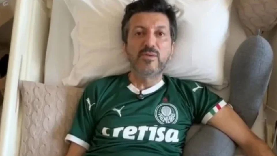 O piloto, youtuber e influenciador Lito Sousa, de 59 anos, usou as redes sociais neste domingo (23) para fazer um apelo urgente: ser avaliado para um tratamento experimental contra a doença de Creutzfeldt-Jakob (DCJ), condição neurológica rara e de rápida progressão. No vídeo, ele pede ajuda diretamente à farmacêutica Ionis Pharmaceuticals, ao Broad Institute, à Universidade Harvard e à Mayo Clinic.

A família tenta garantir a inclusão dele em estudos em andamento, inclusive nos ensaios do medicamento experimental ION717, mesmo com as pesquisas sem receber novos participantes no momento. 'Eu tenho 0% de chance, mas se eu tiver 1% de chance em qualquer lugar, a gente quer esse 1%', afirmou a esposa do influenciador. Cada minuto importa, e Lito pede que os seguidores compartilhem a mensagem e marquem as instituições envolvidas.