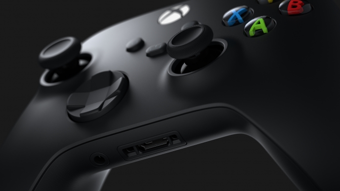 Durante a Gamescom, a CEO do Xbox, Asha Sharma, deixou claro que a mídia física não vai desaparecer. Com o programa disc-to-digital anunciado recentemente e a próxima geração de consoles a caminho, o Xbox quer que os jogadores decidam como compram e possuem seus jogos.

Enquanto a Sony avança cada vez mais para o digital, o Xbox aposta na escolha como parte central da sua estratégia. A iniciativa disc-to-digital pode unir colecionadores e quem busca conveniência, mas o verdadeiro desafio é garantir direitos de propriedade em um mundo dominado por assinaturas.

O Project Helix ainda é um mistério, mas declarações como essa são ótimas notícias para quem não abre mão de uma caixinha na estante. Por enquanto, a escolha do jogador faz parte oficialmente do futuro do Xbox.