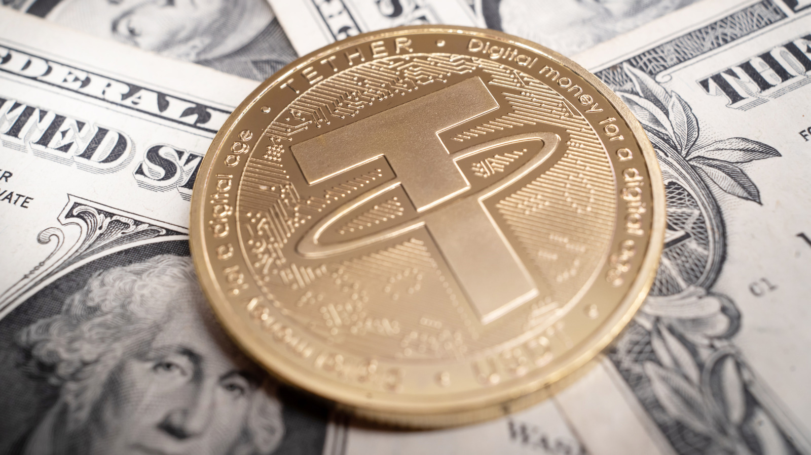 Um novo relatório do Senado dos Estados Unidos afirma que o Irã passou a usar o USDT, stablecoin da Tether, como uma importante linha de financiamento para driblar sanções sobre seus bancos e manter de pé sua rede bancária paralela. Os investigadores analisaram 846 carteiras de criptomoedas sancionadas ligadas ao Irã e a grupos proxies regionais, e 84 por cento delas usavam USDT de forma exclusiva ou quase exclusiva para movimentar dinheiro.

O documento também alega que a rede foi usada para financiar grupos proxies e até para comprar e vender drones e equipamentos militares. O senador Richard Blumenthal pede que os departamentos de Justiça e do Tesouro investiguem a Tether, enquanto a empresa afirma já ter ajudado a congelar quase 550 milhões de dólares em USDT ligados ao país neste ano.

O caso está no centro de um debate global cada vez maior sobre quanta fiscalização as stablecoins realmente precisam e se dá para confiar que os emissores barrem quem movimenta o dinheiro delas.