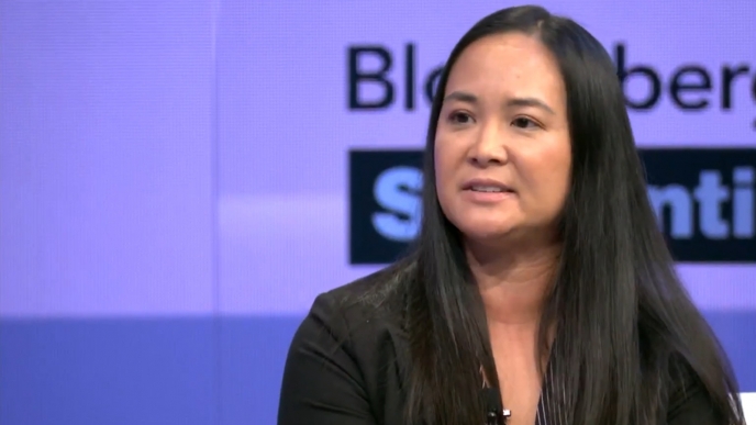 Helen Chiang deixou a Xbox após mais de 21 anos na Microsoft, apenas três meses depois de se tornar a primeira diretora de operações da empresa. A saída foi anunciada internamente sem motivo declarado, e a Xbox não informou como lidará com o cargo de COO daqui em diante.

A saída ocorre em um momento turbulento para a Xbox: revelação de um portátil, preço do próximo console que pode passar de US$ 1.200, novas tarifas do Cloud Gaming e relatos de que a Arkane Lyon pode ser fechada se nenhum comprador aparecer. O timing levanta questões incômodas sobre uma reestruturação que troca executivos enquanto estúdios e desenvolvedores absorvem a incerteza.